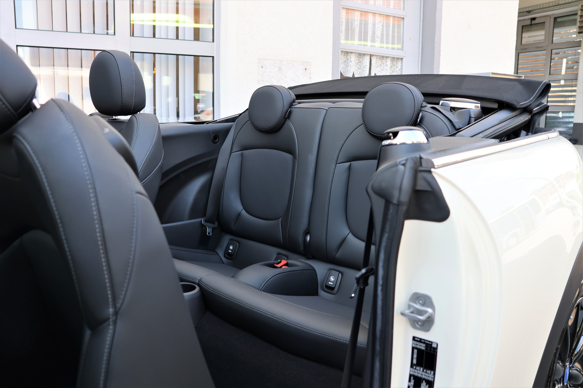 MINI One Cabriolet (CH)-image-14