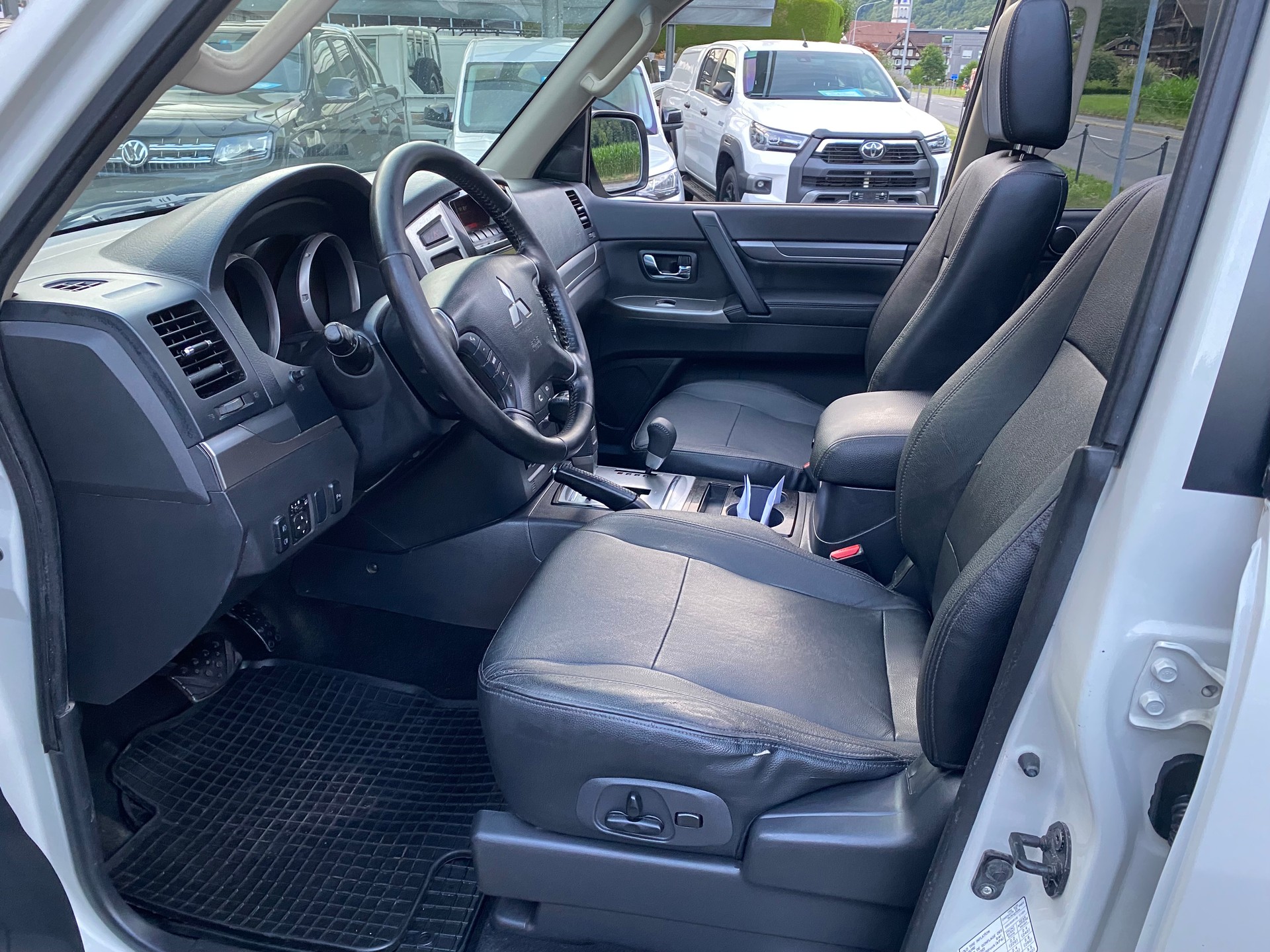 MITSUBISHI Pajero 3.2 DI-D Diamond Automatic-image-2