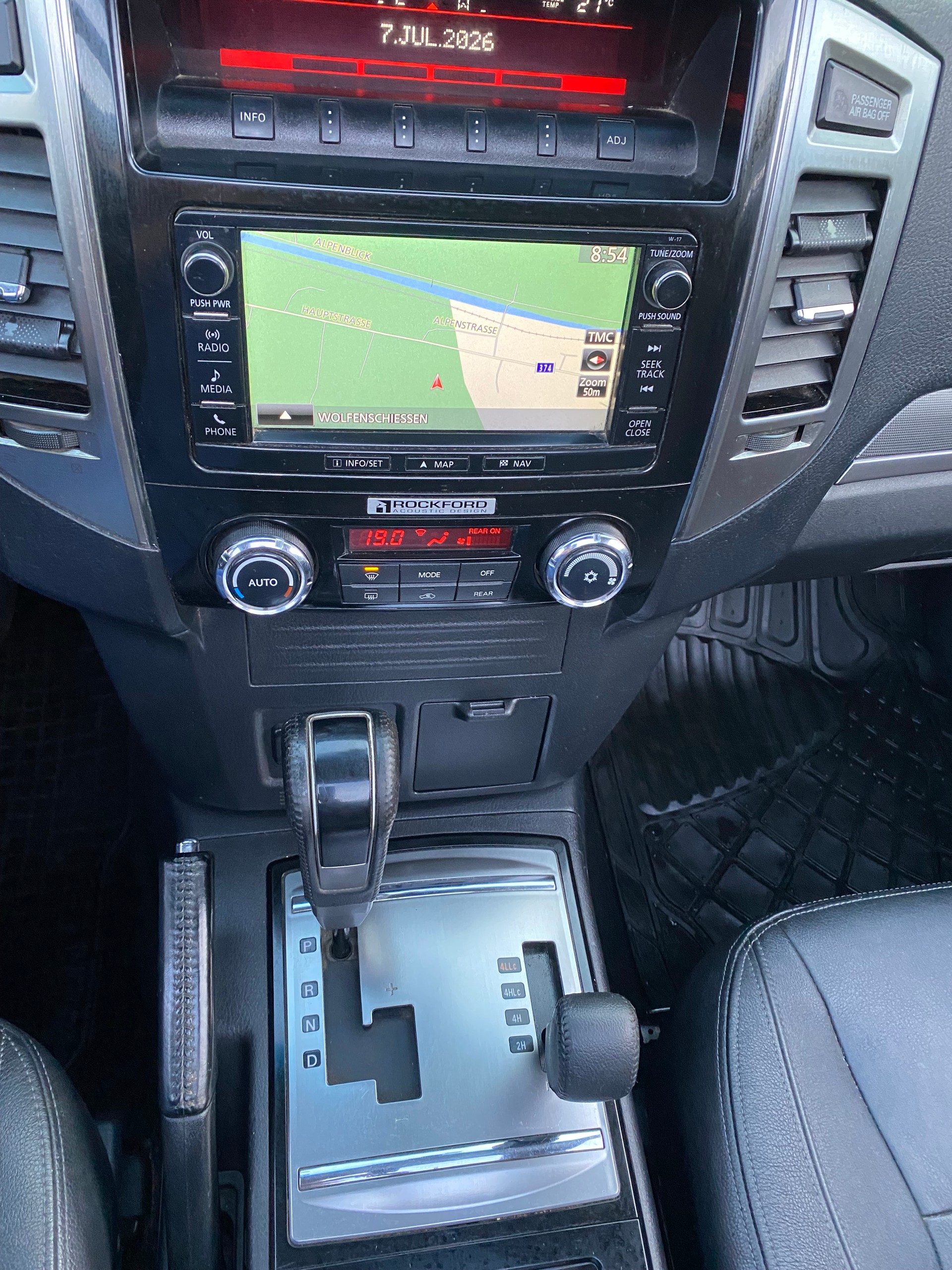 MITSUBISHI Pajero 3.2 DI-D Diamond Automatic-image-3