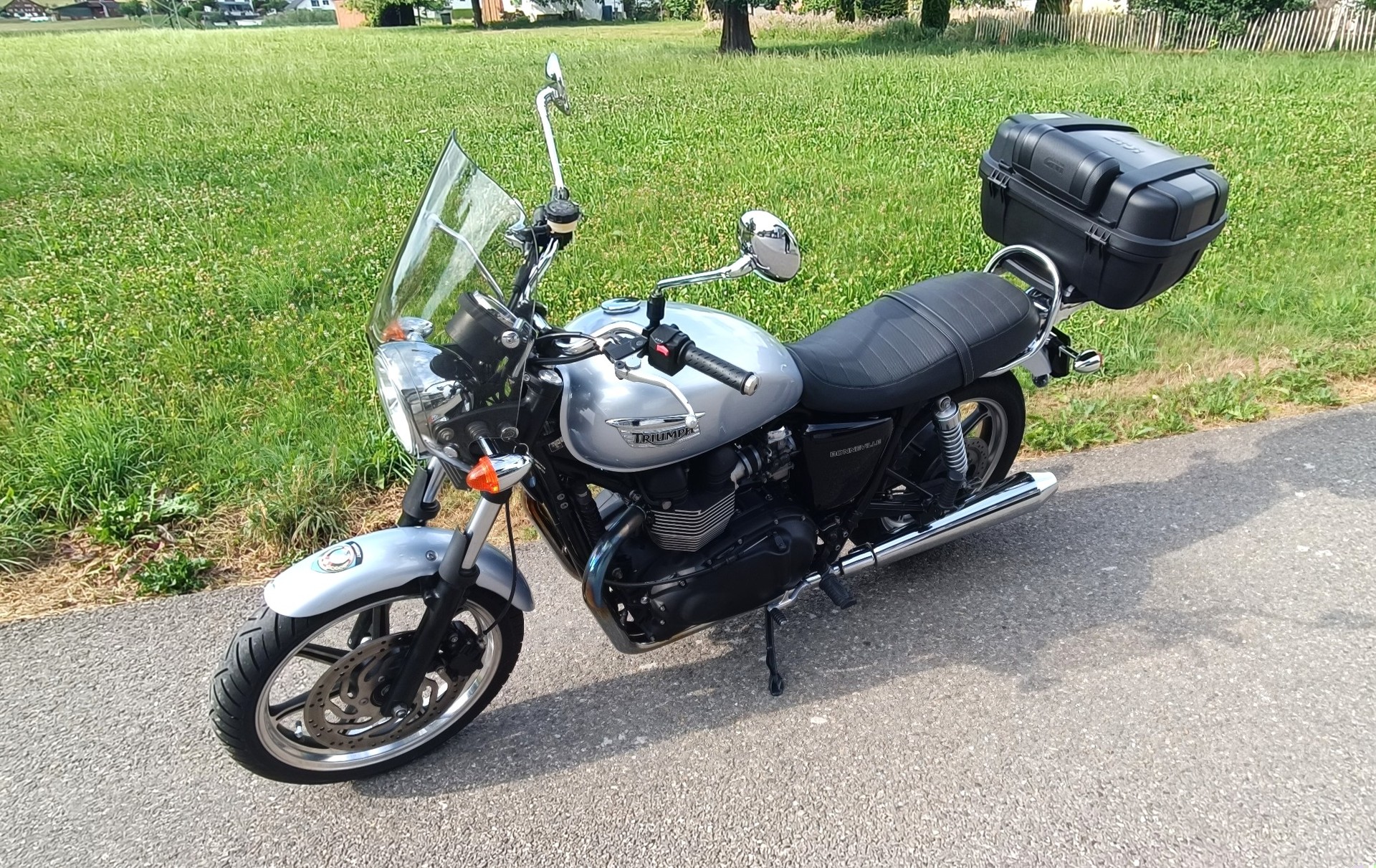 TRIUMPH Bonneville 900 i-image-1