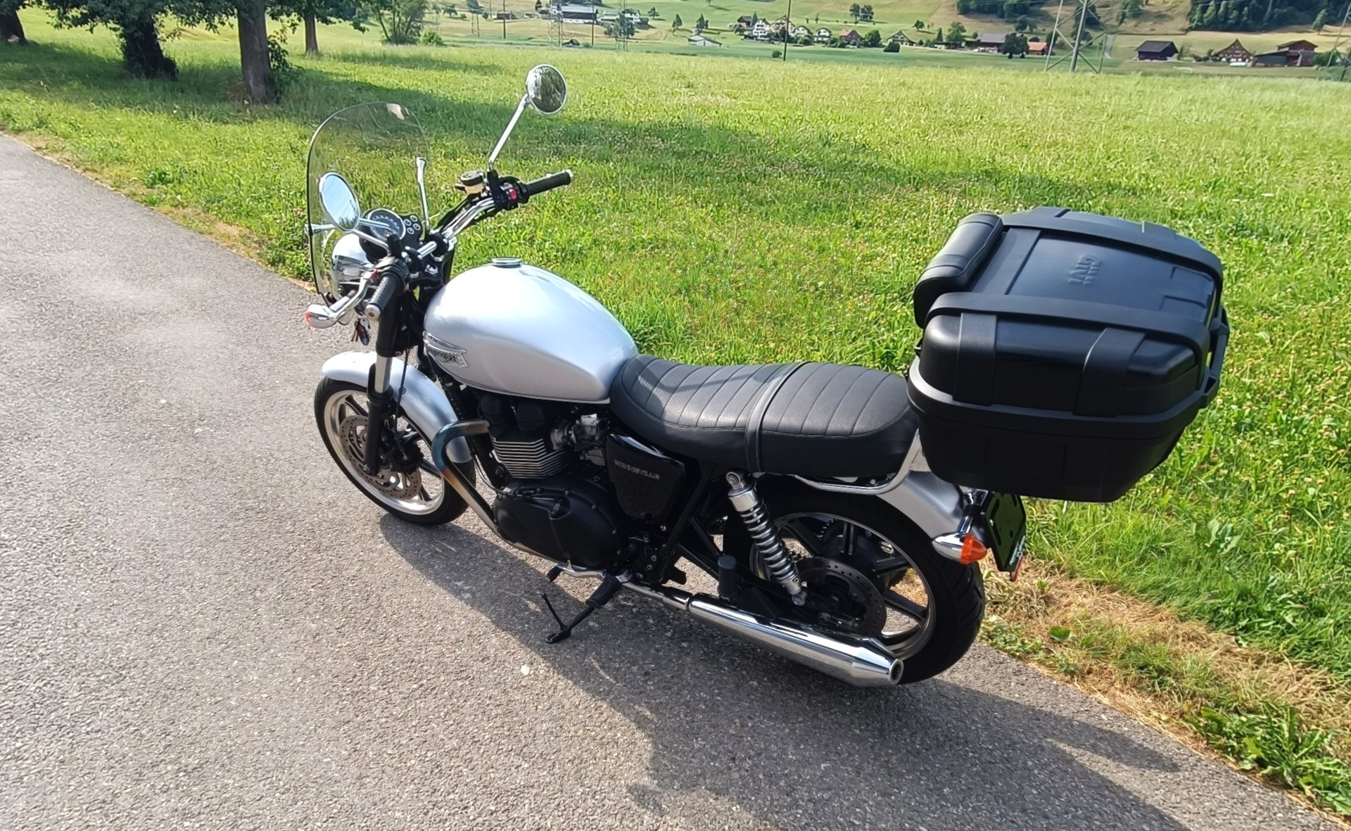 TRIUMPH Bonneville 900 i-image-3