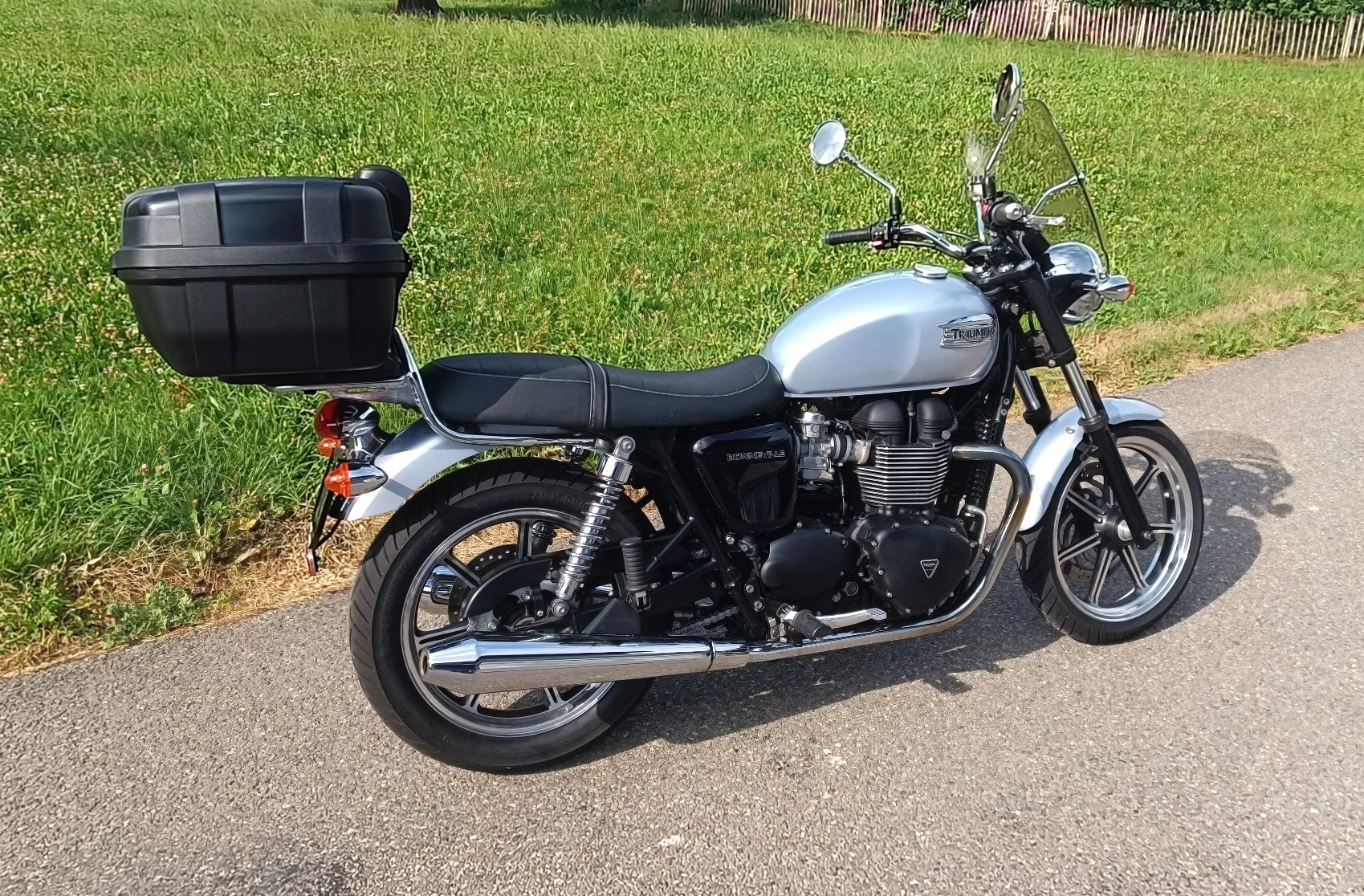 TRIUMPH Bonneville 900 i-image-2