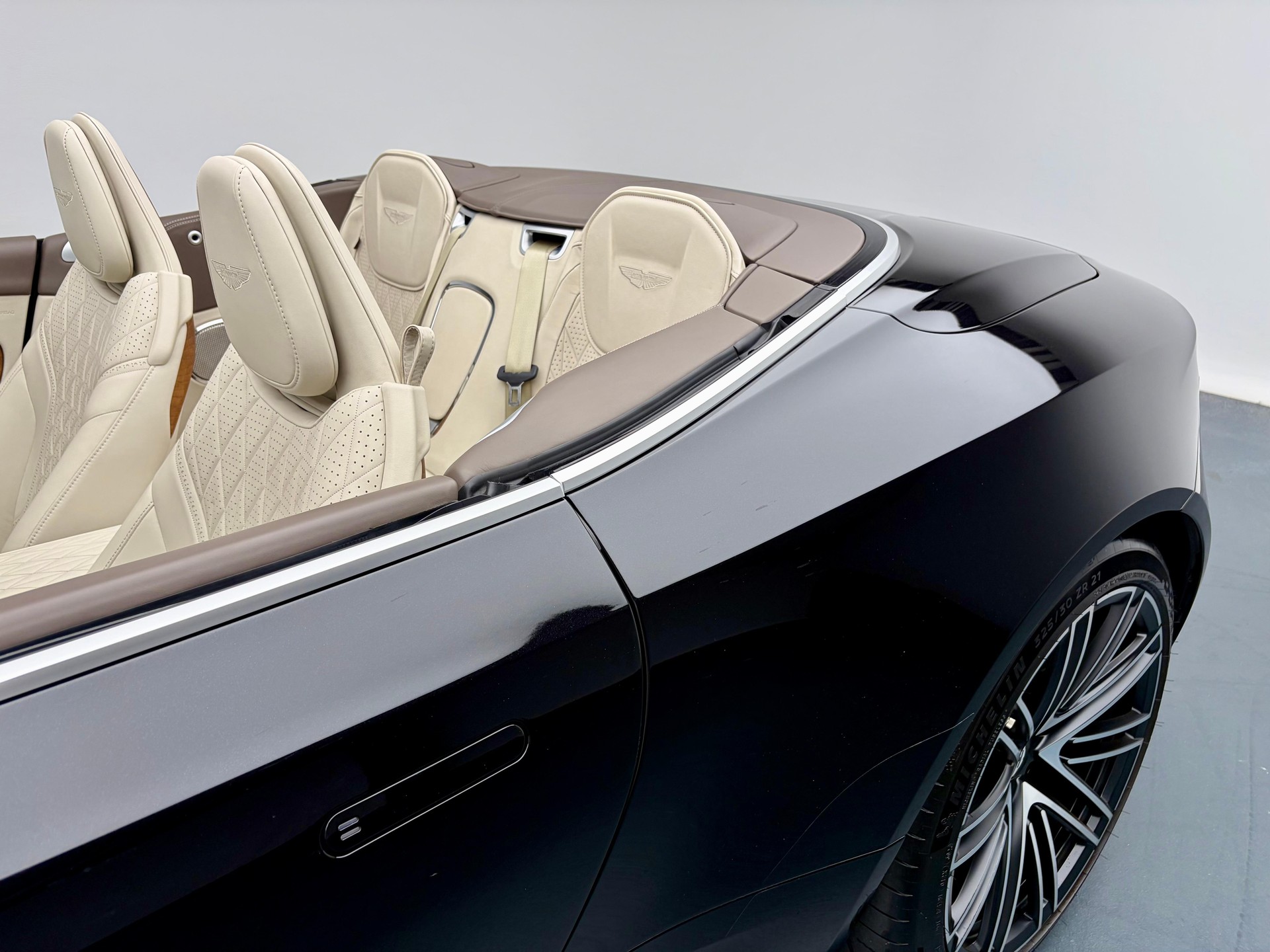 ASTON MARTIN DB12 Volante 4.0 V8 Bi-Turbo-image-21