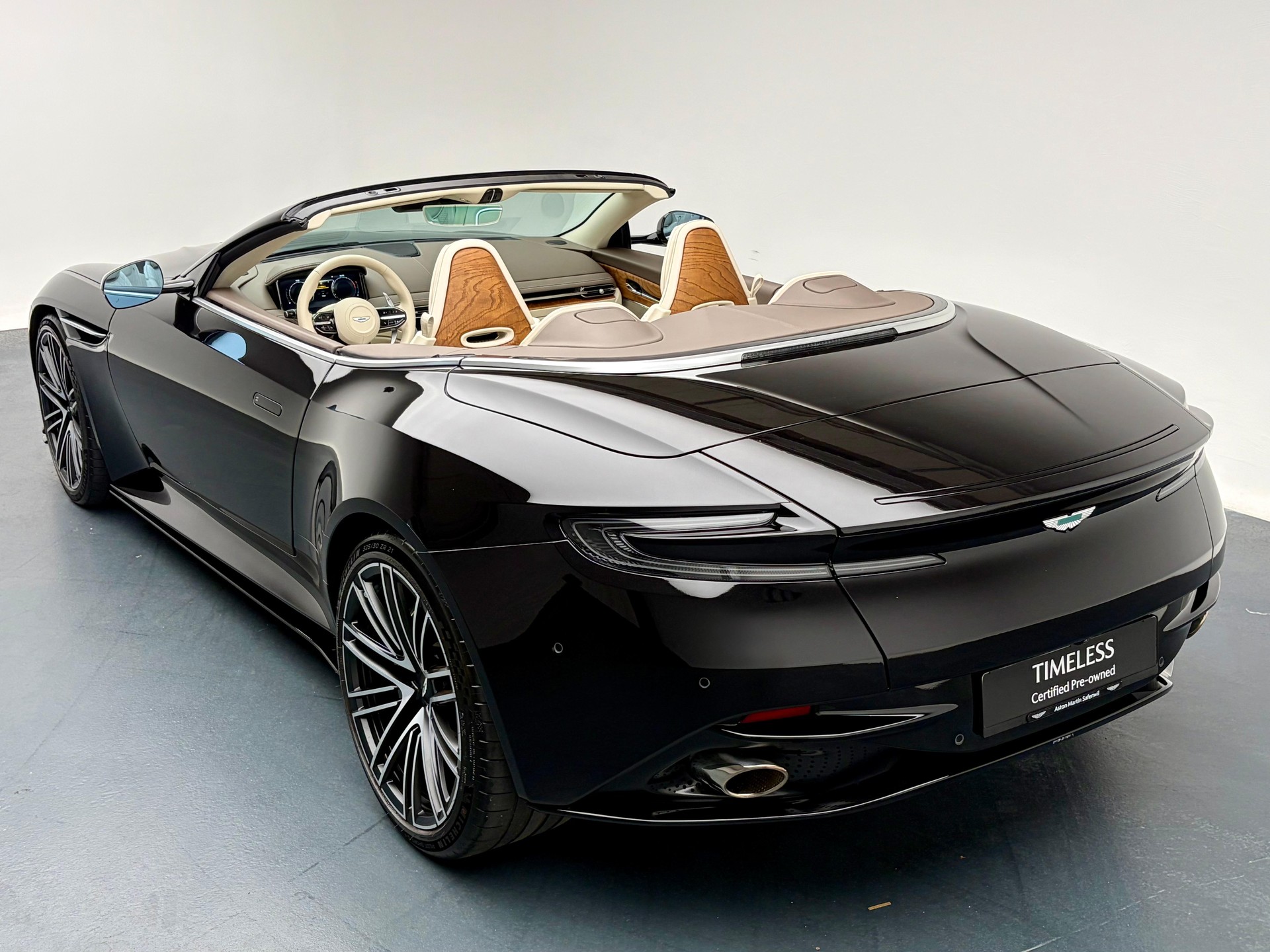 ASTON MARTIN DB12 Volante 4.0 V8 Bi-Turbo-showroom-element-2