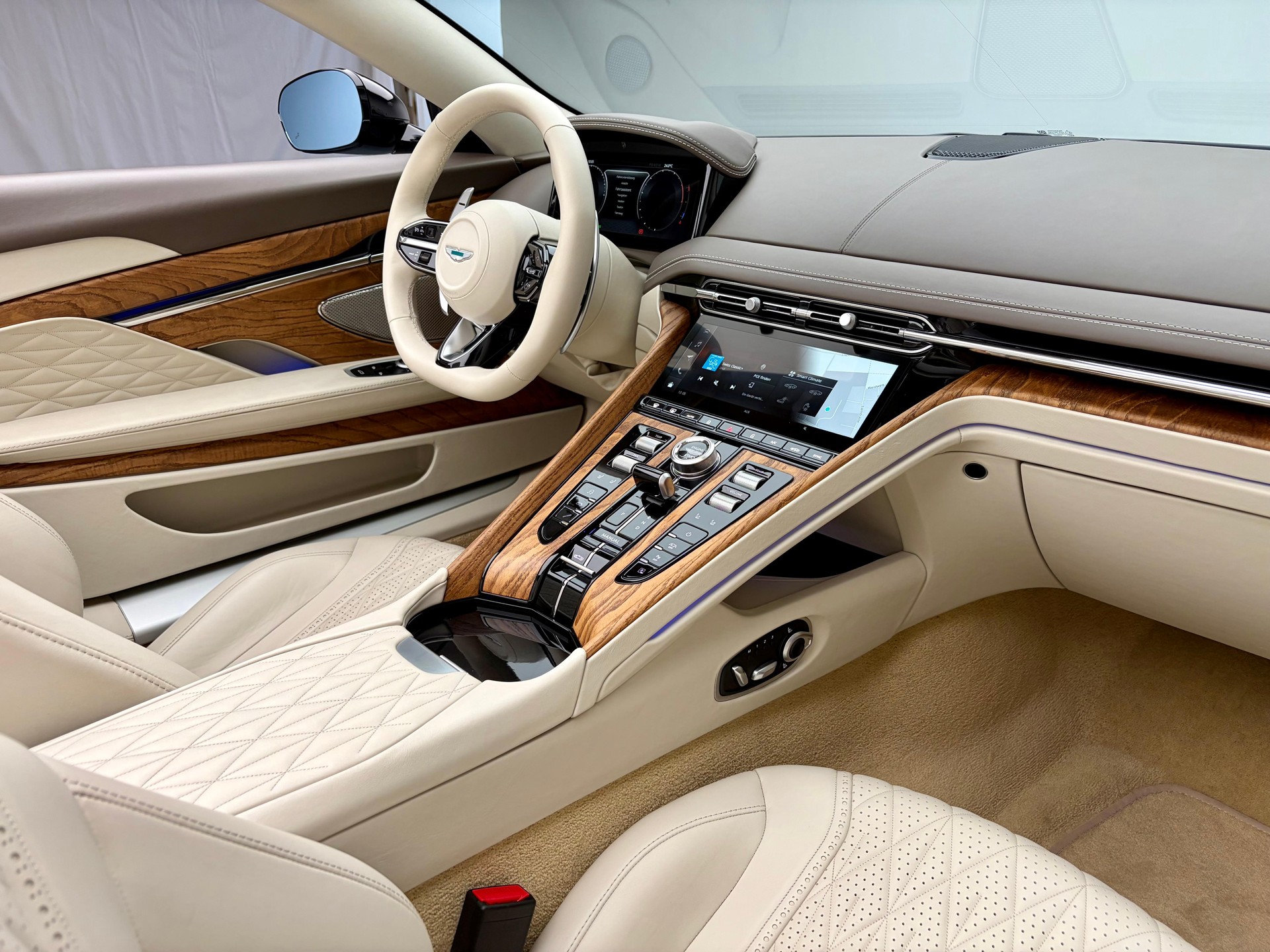 ASTON MARTIN DB12 Volante 4.0 V8 Bi-Turbo-image-11