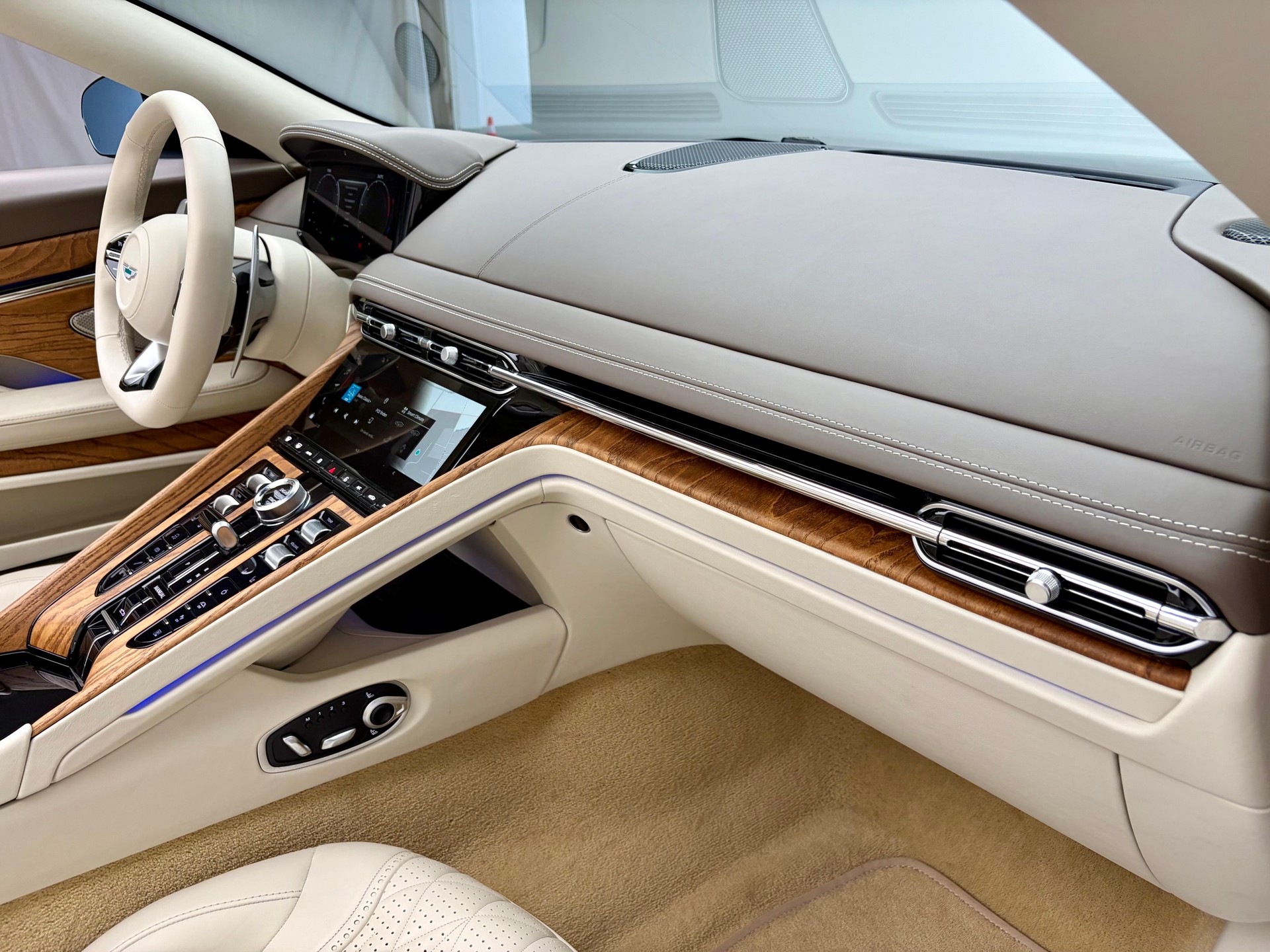 ASTON MARTIN DB12 Volante 4.0 V8 Bi-Turbo-image-9