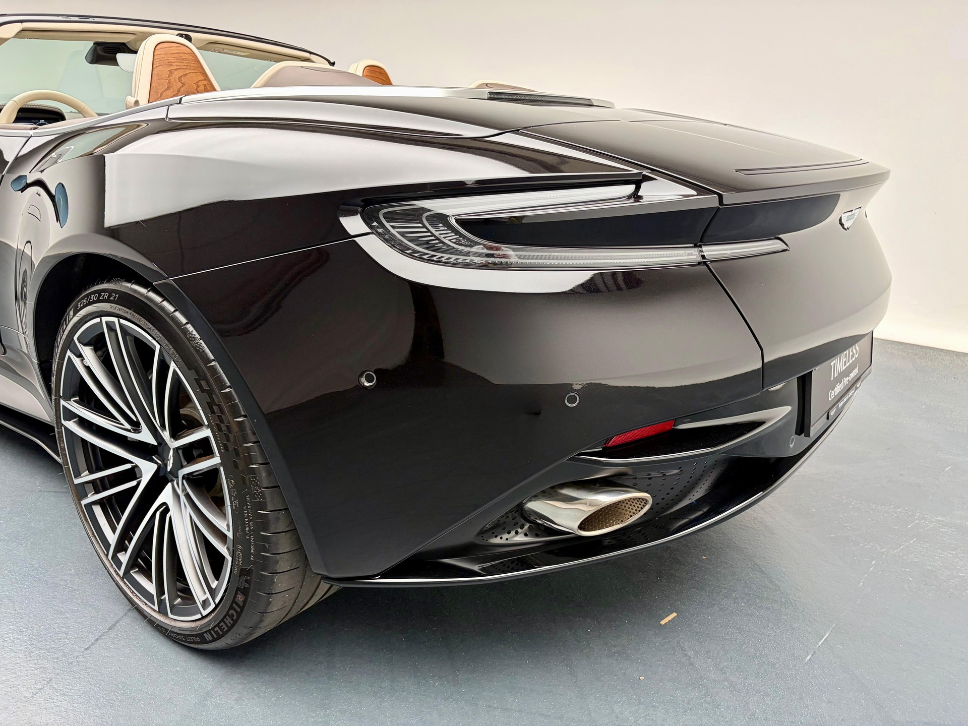 ASTON MARTIN DB12 Volante 4.0 V8 Bi-Turbo-image-22