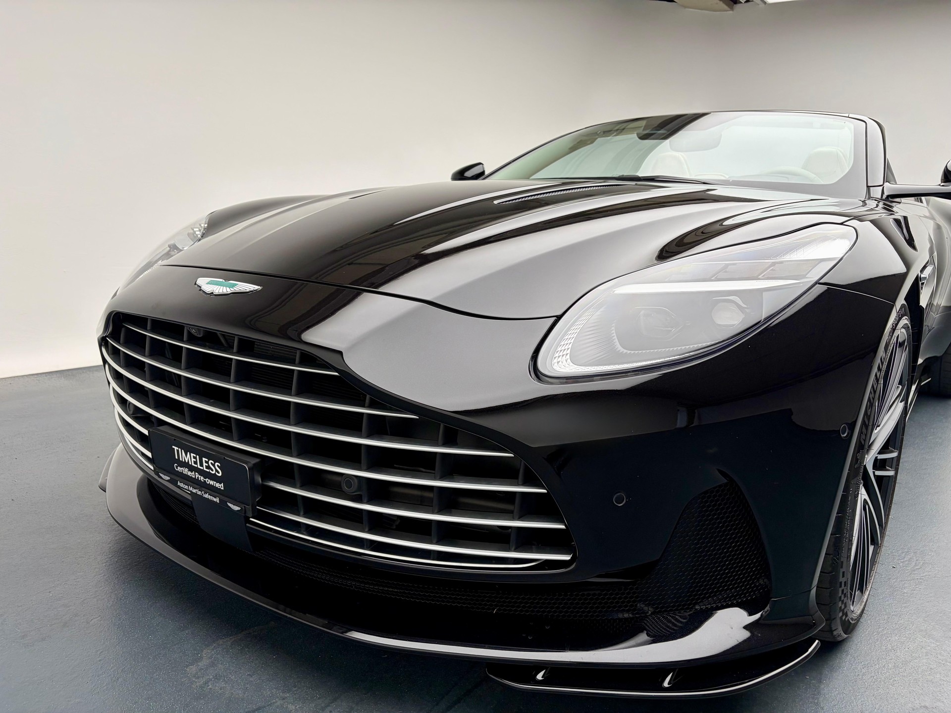 ASTON MARTIN DB12 Volante 4.0 V8 Bi-Turbo-image-19