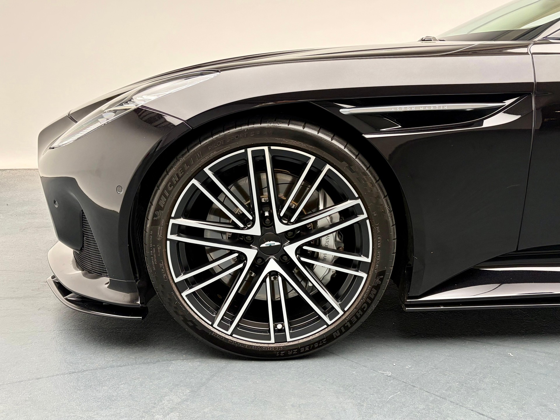 ASTON MARTIN DB12 Volante 4.0 V8 Bi-Turbo-image-16