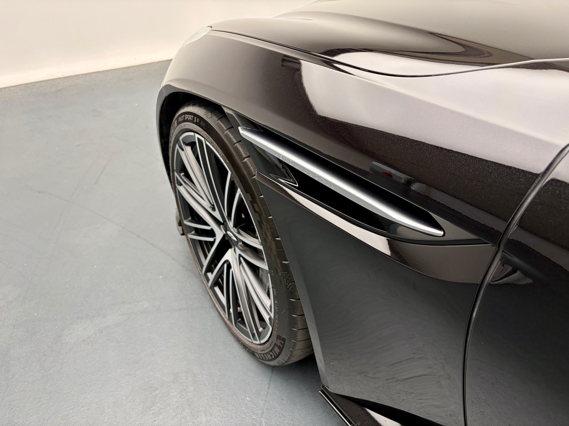 ASTON MARTIN DB12 Volante 4.0 V8 Bi-Turbo-image-18