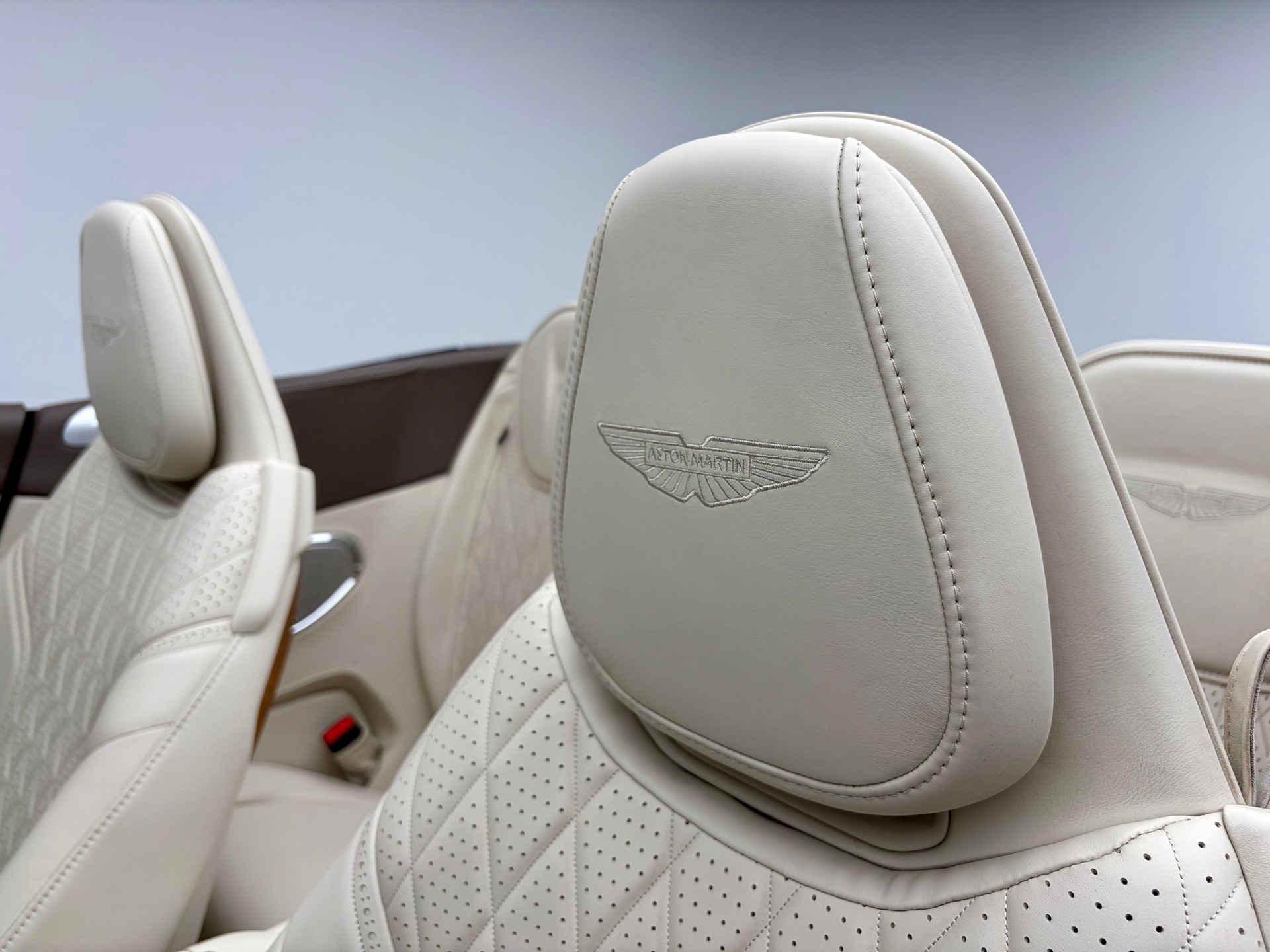 ASTON MARTIN DB12 Volante 4.0 V8 Bi-Turbo-image-6