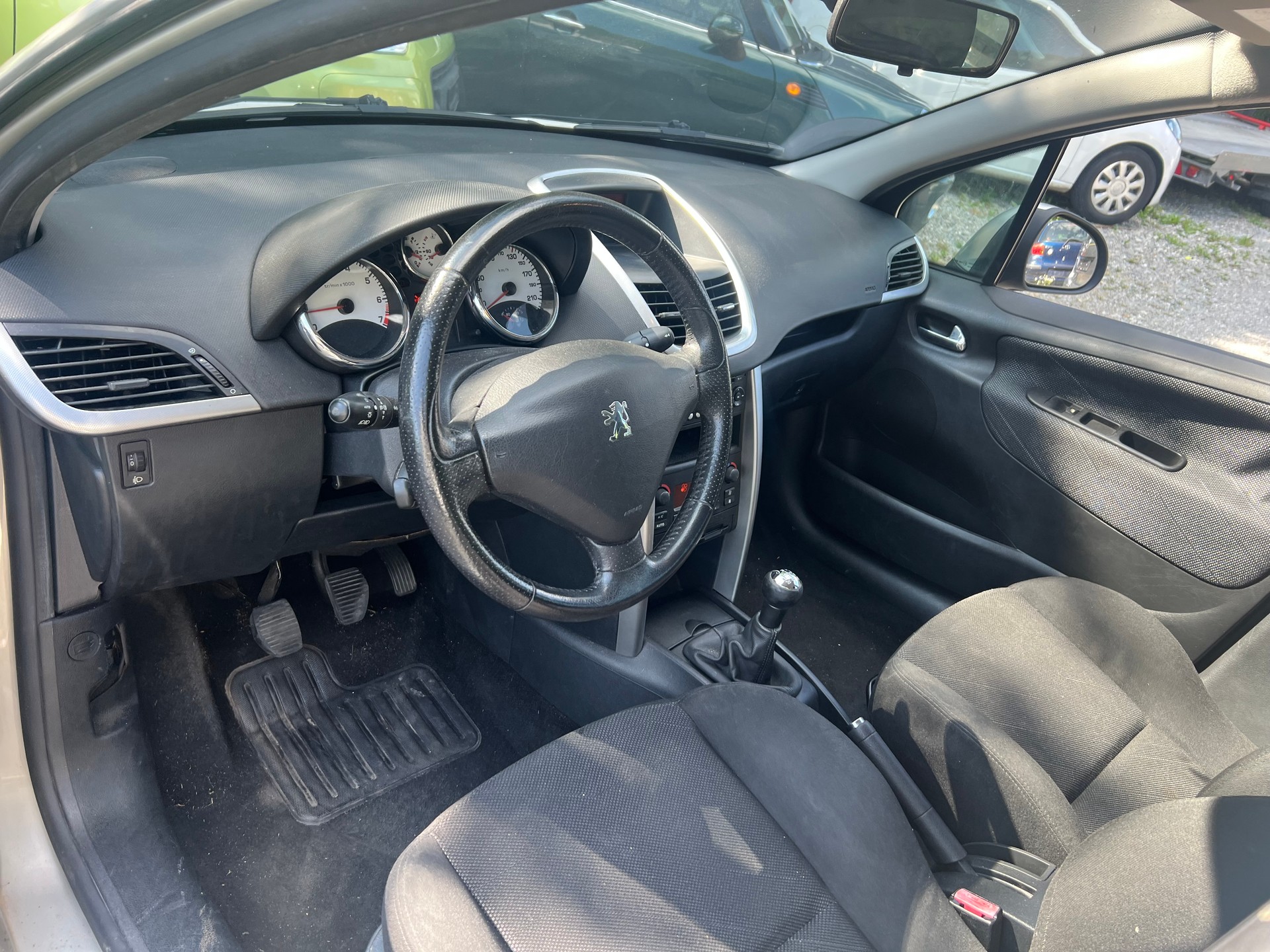 PEUGEOT 207 1.6 16V XT-image-8