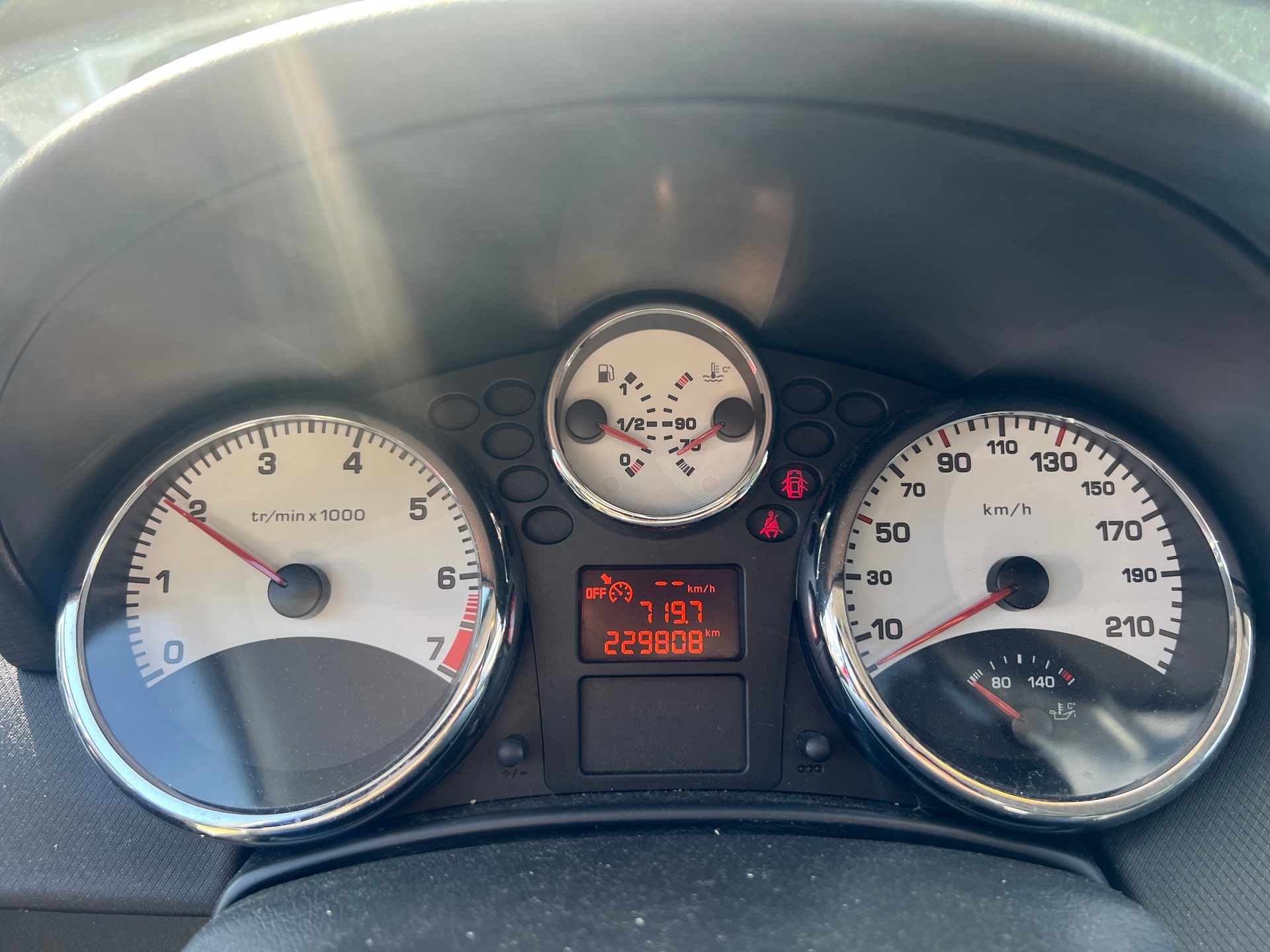 PEUGEOT 207 1.6 16V XT-image-12
