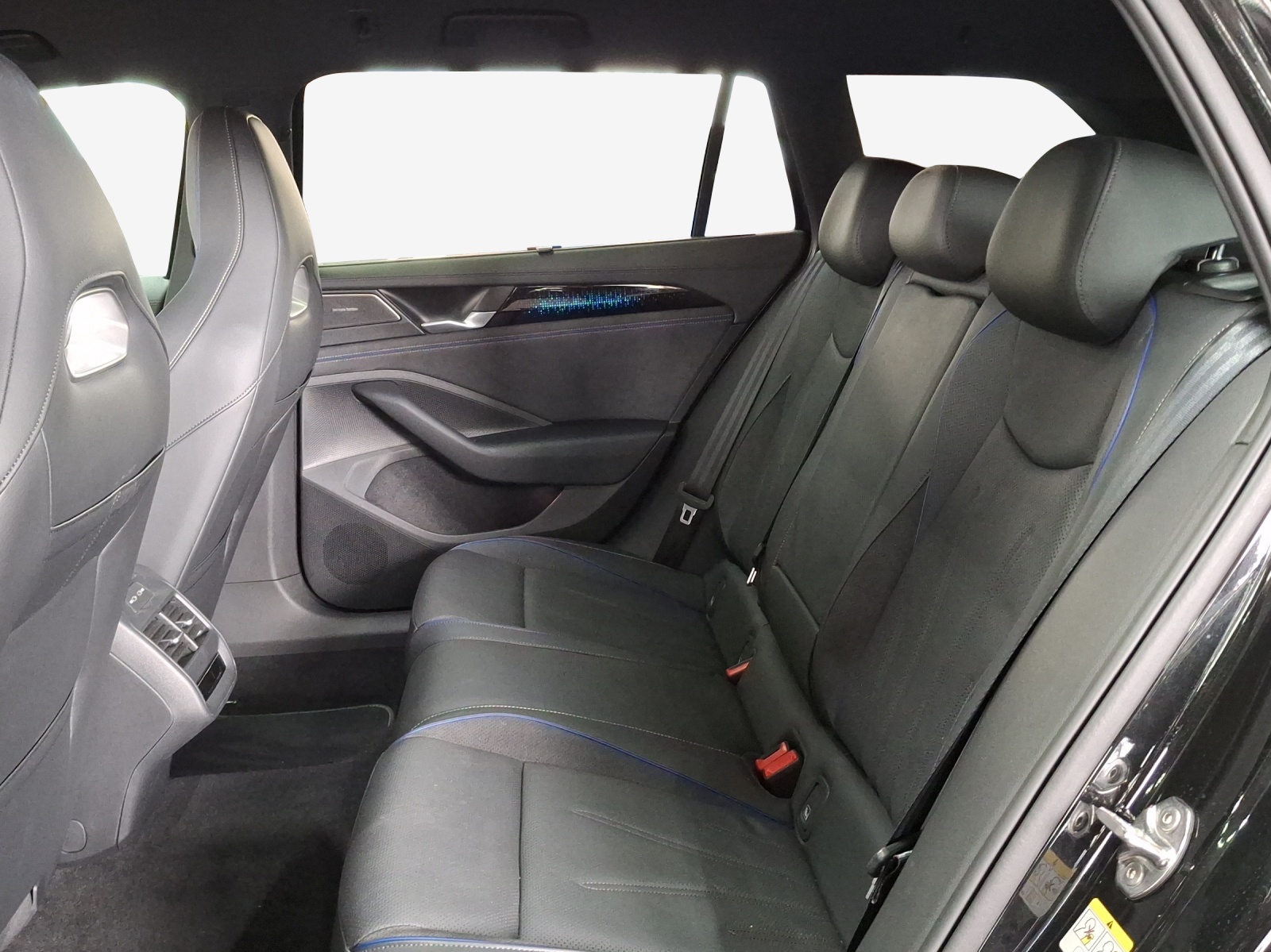 VW Passat Variant 1.5 TSI evo2 Plug-In- Hybrid R-Line DSG-image-11