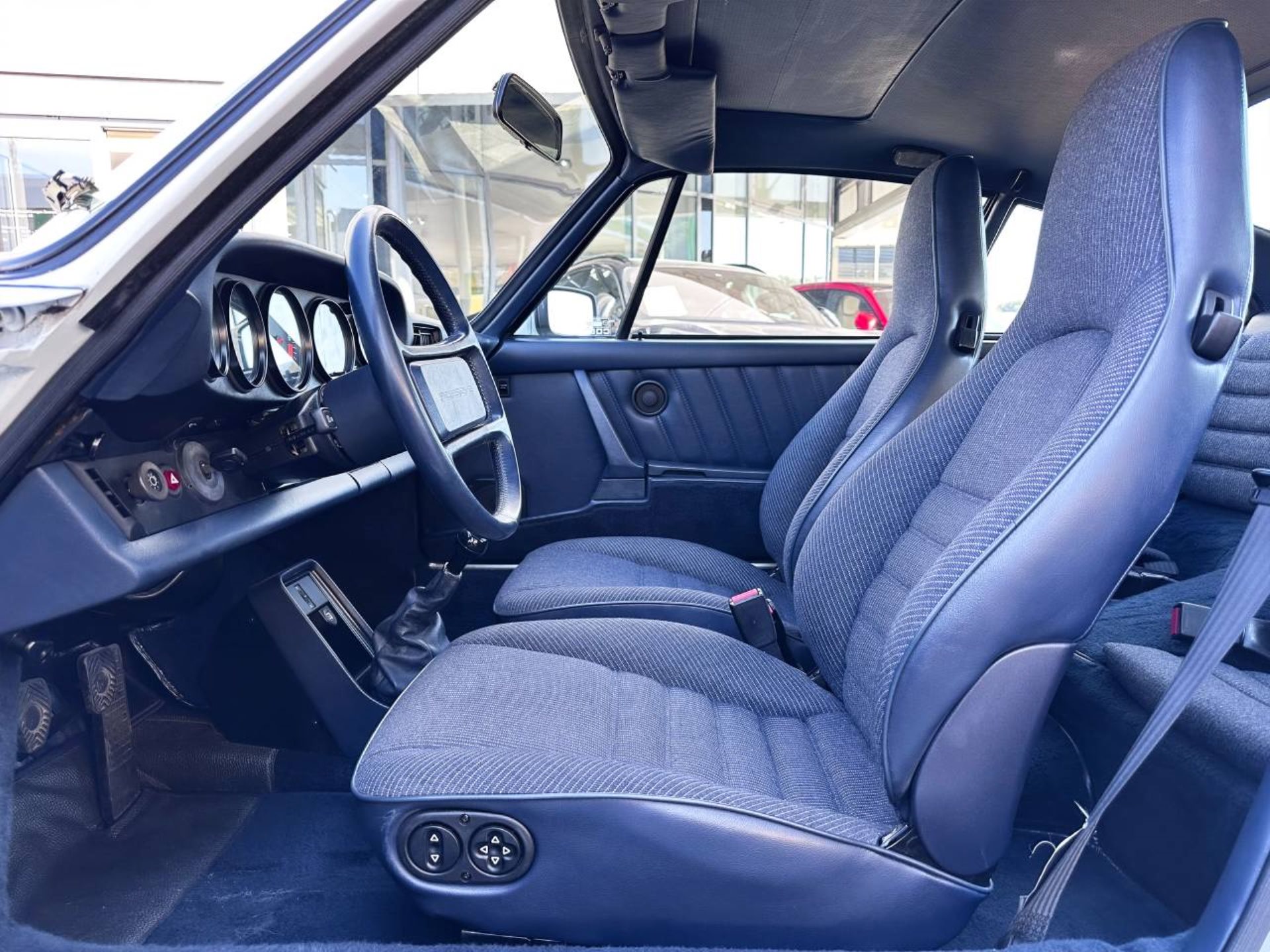 PORSCHE 911 Carrera Coupé-image-15
