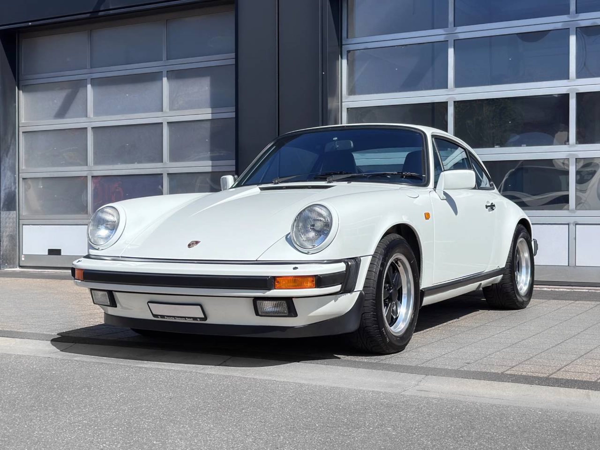 PORSCHE 911 Carrera Coupé-image-8