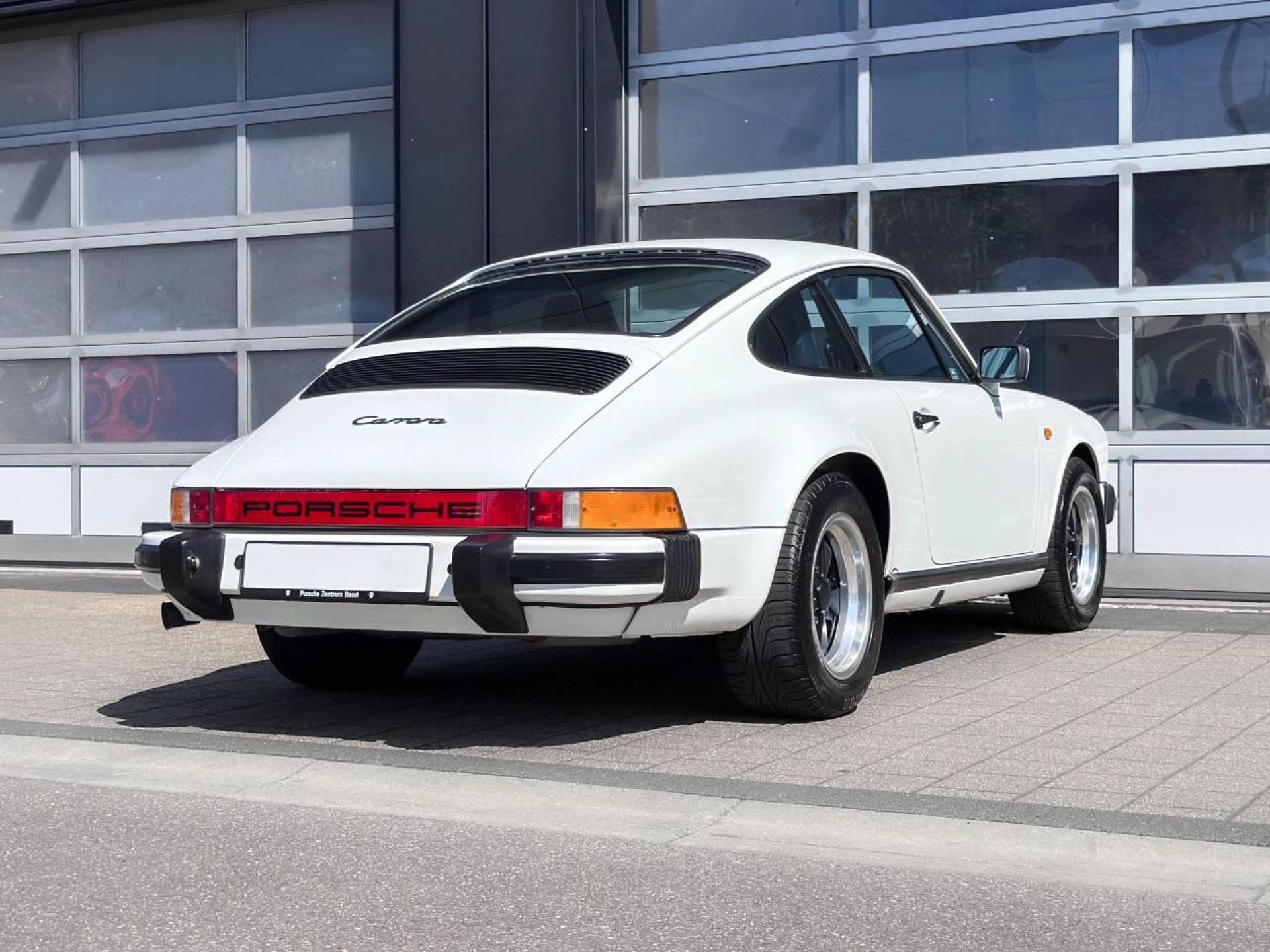 PORSCHE 911 Carrera Coupé-image-10