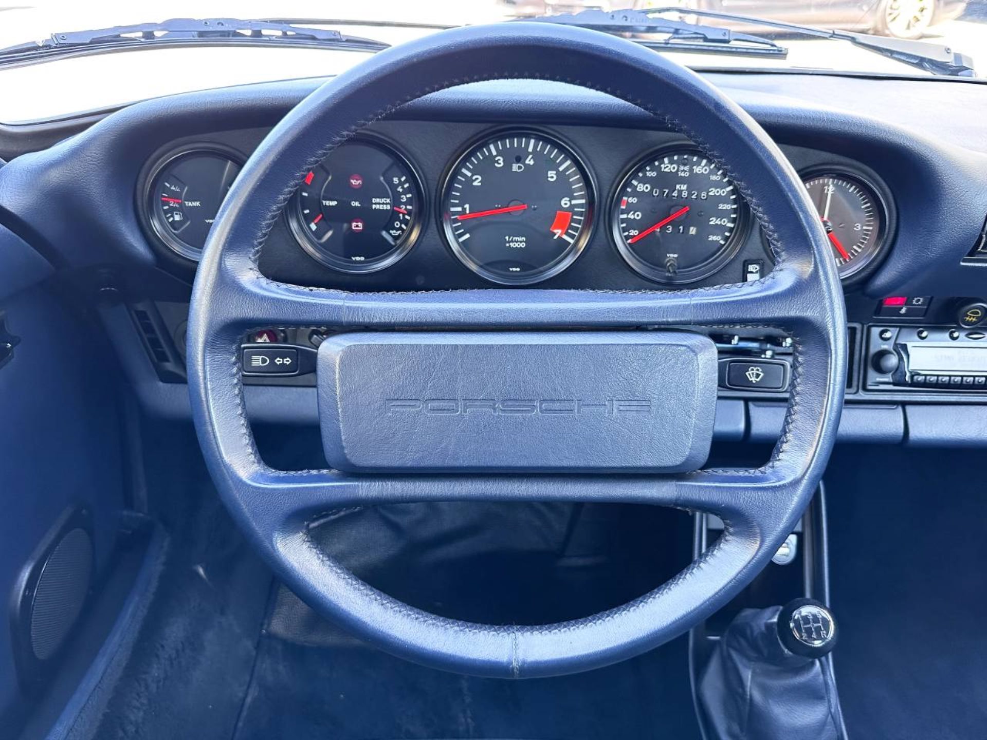 PORSCHE 911 Carrera Coupé-image-16