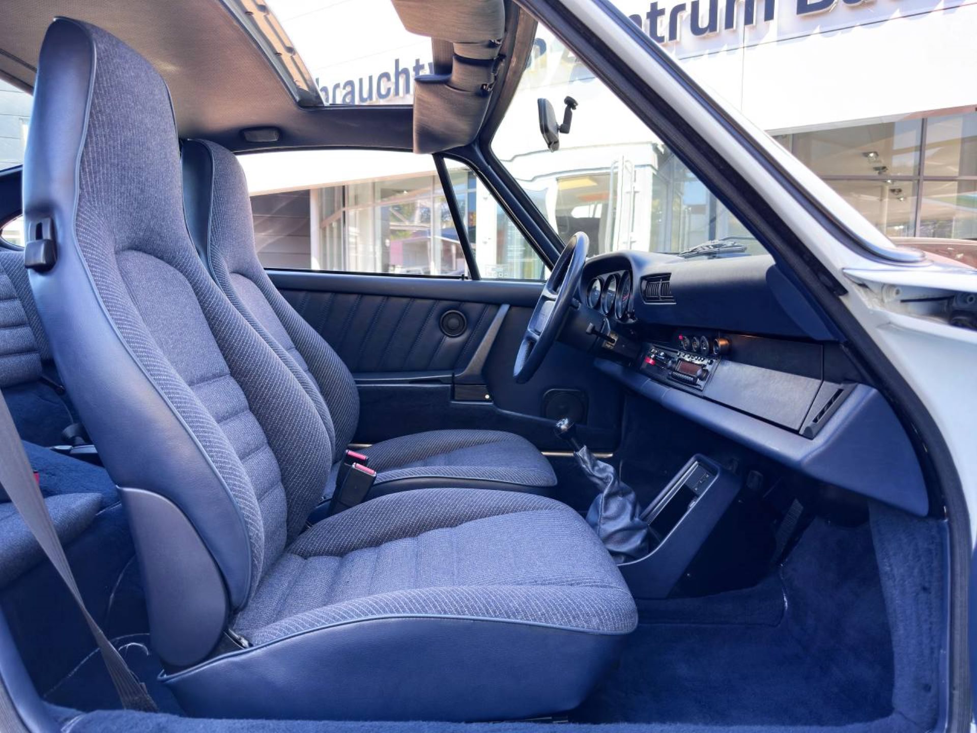 PORSCHE 911 Carrera Coupé-image-21