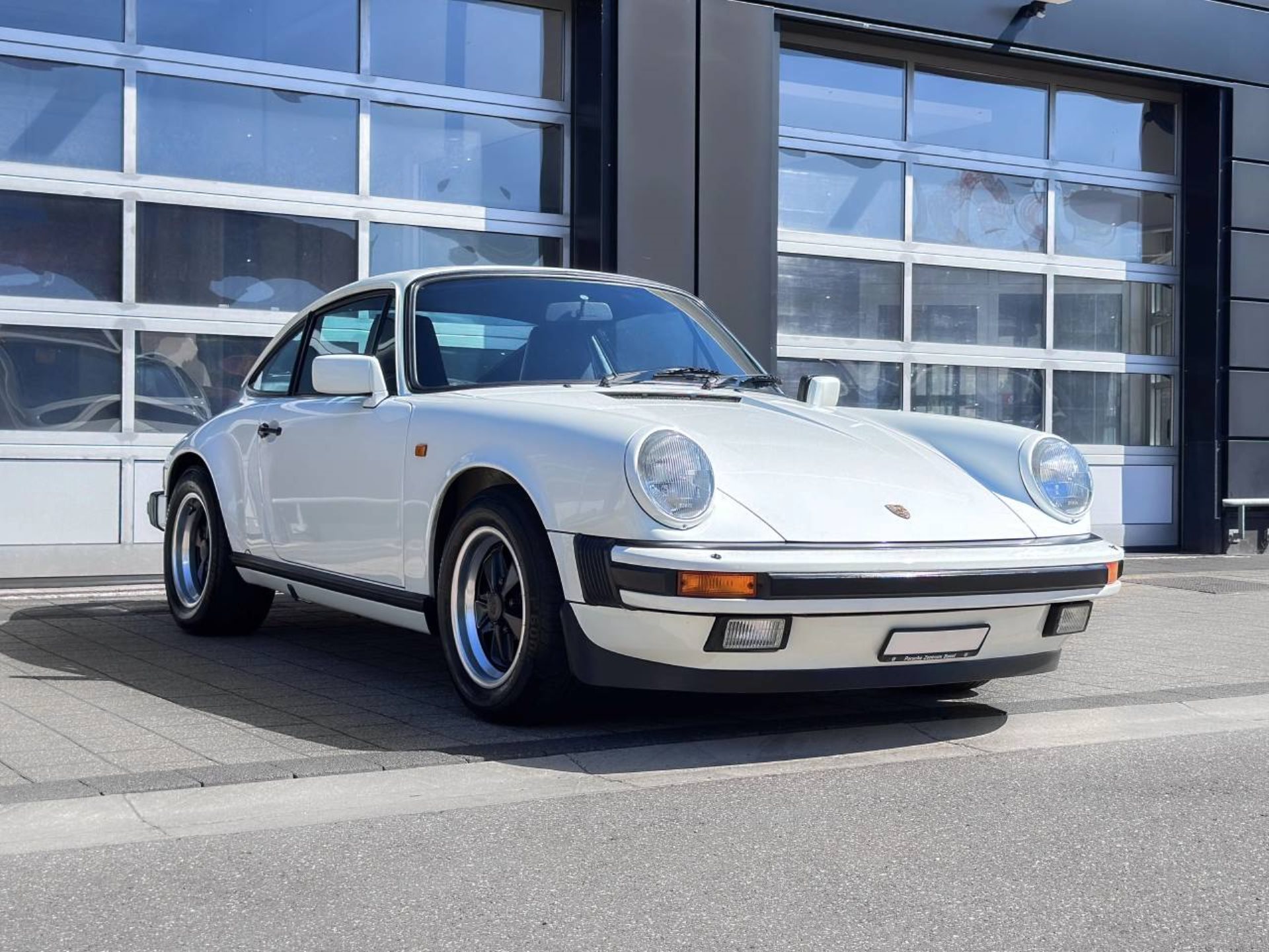 PORSCHE 911 Carrera Coupé-image-9