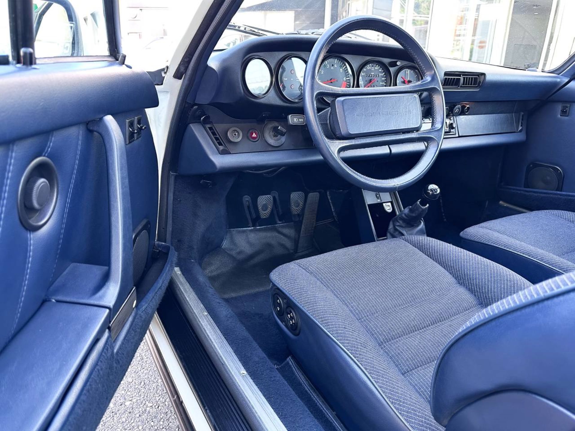 PORSCHE 911 Carrera Coupé-image-18