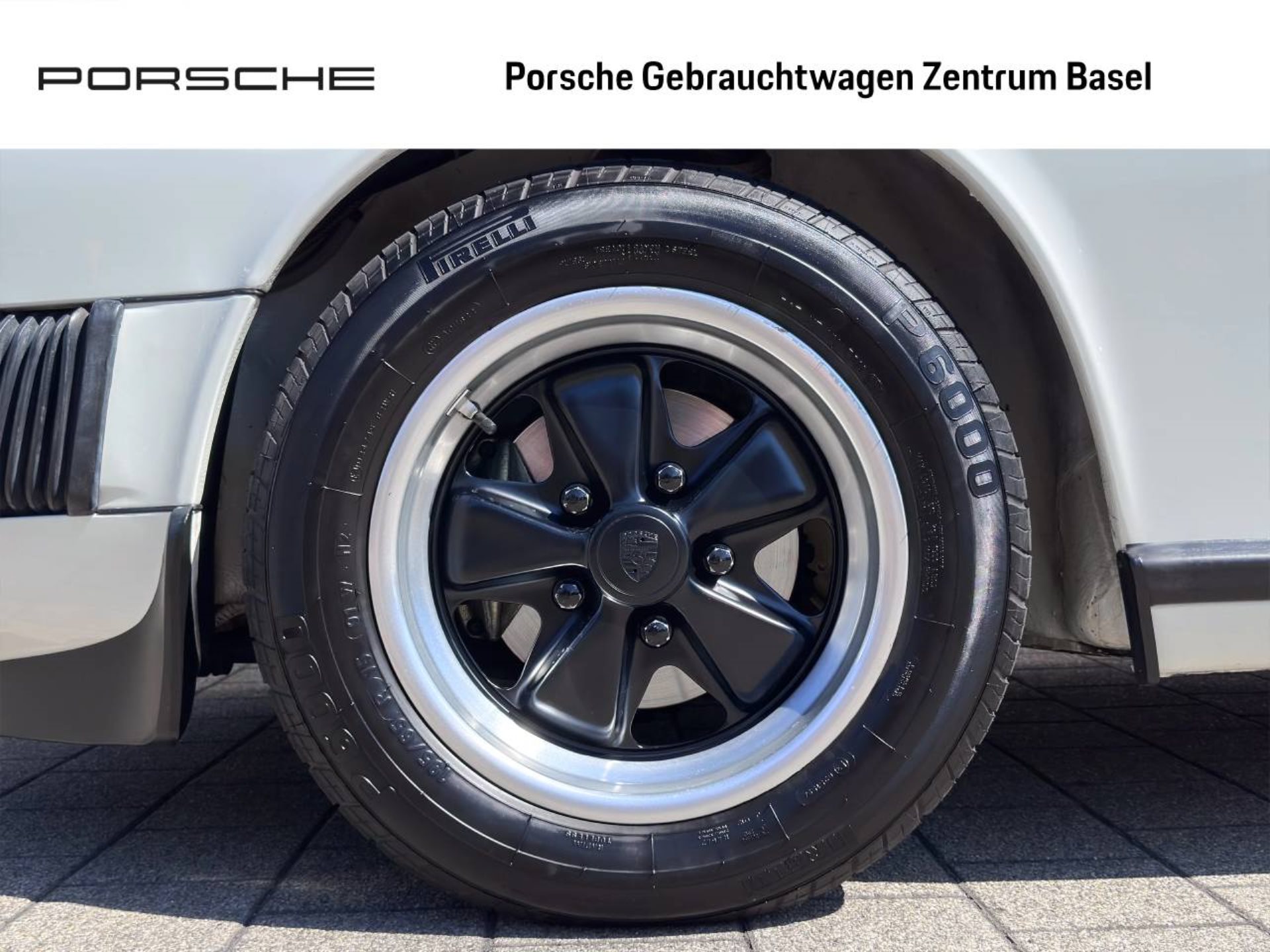 PORSCHE 911 Carrera Coupé-image-5