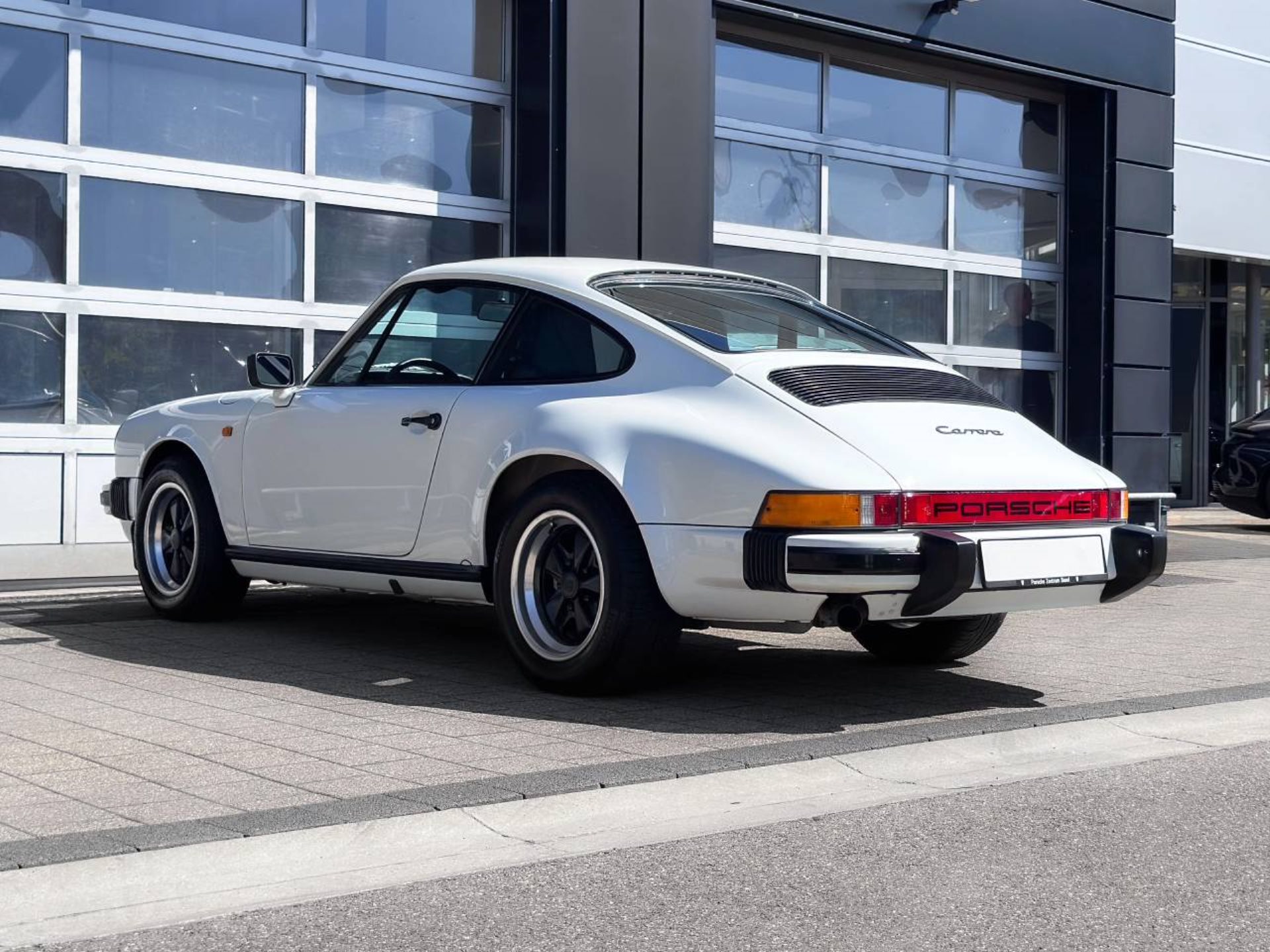 PORSCHE 911 Carrera Coupé-image-11
