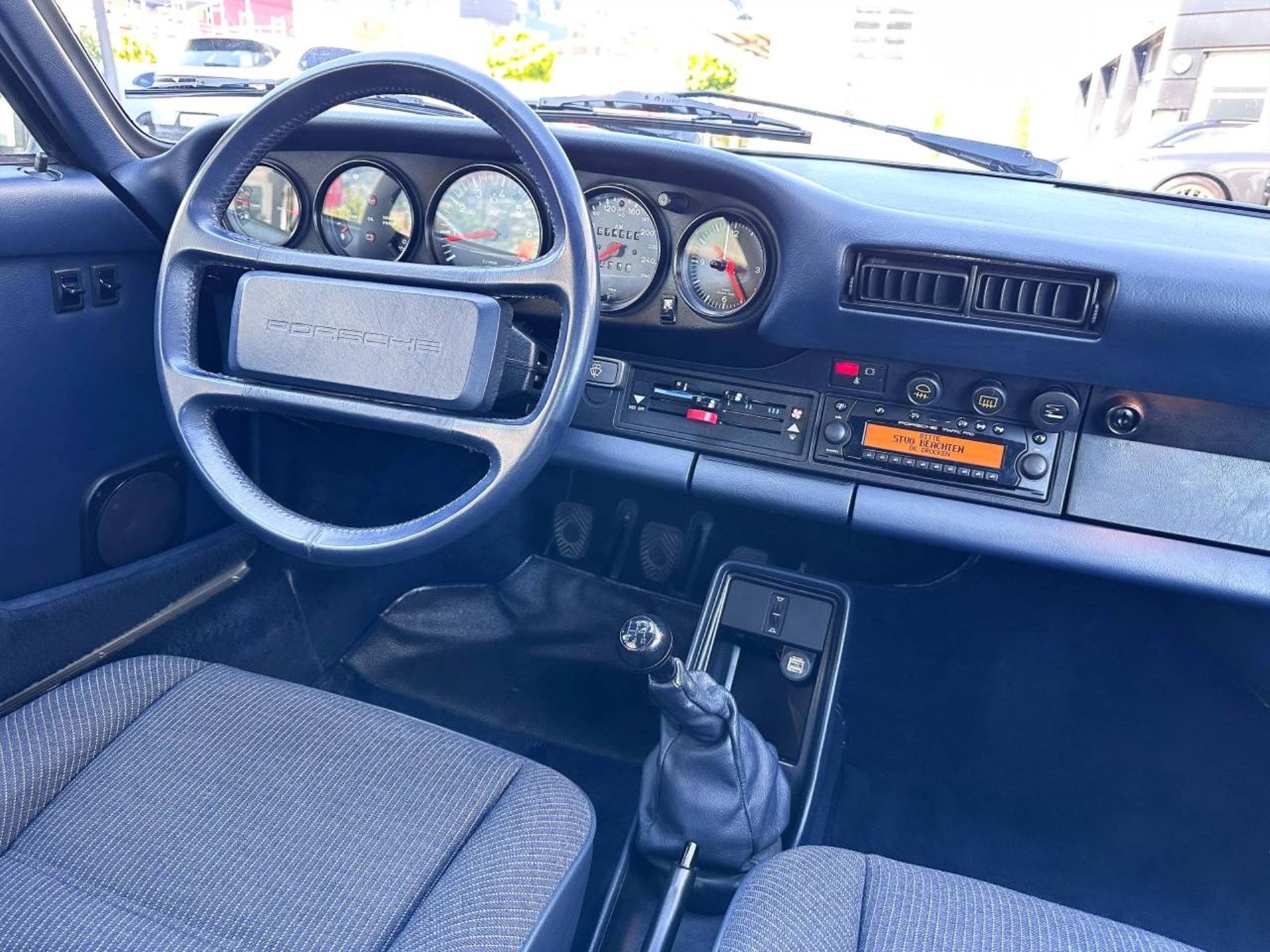 PORSCHE 911 Carrera Coupé-image-17
