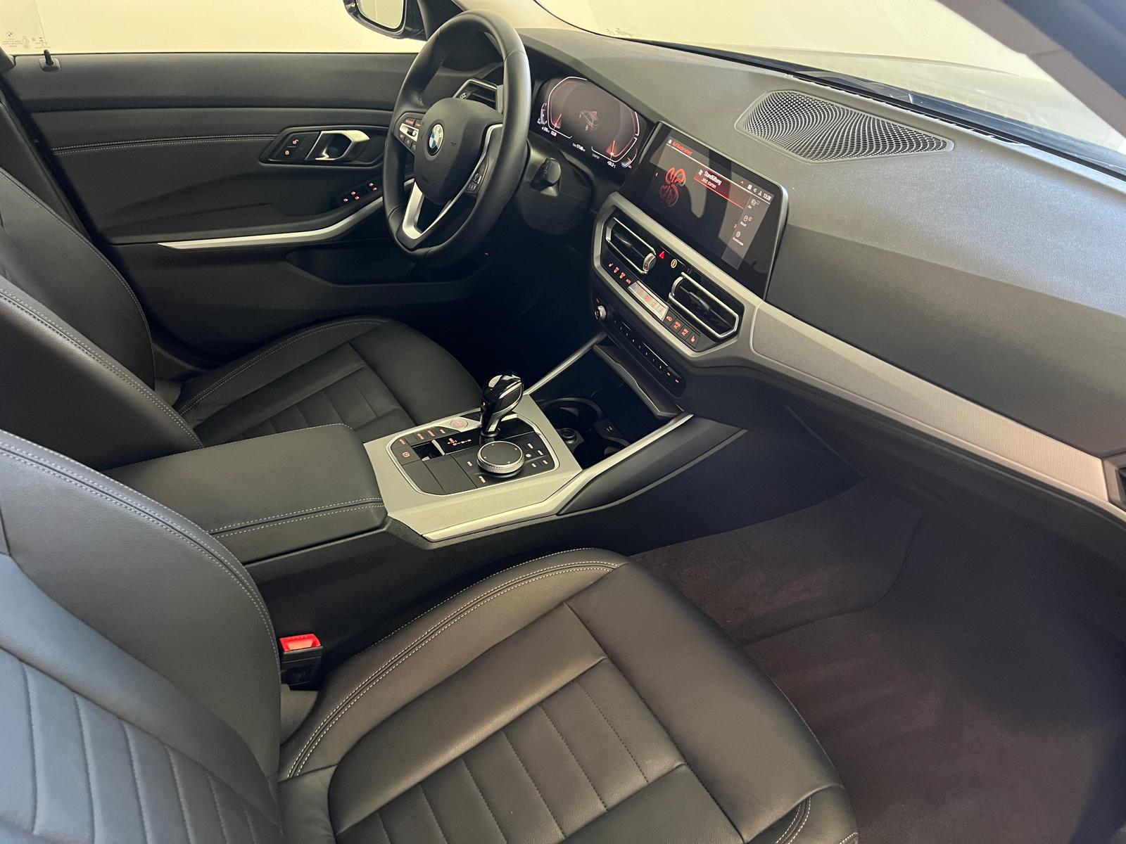 BMW 320d xDrive 48V Touring Steptronic-image-16
