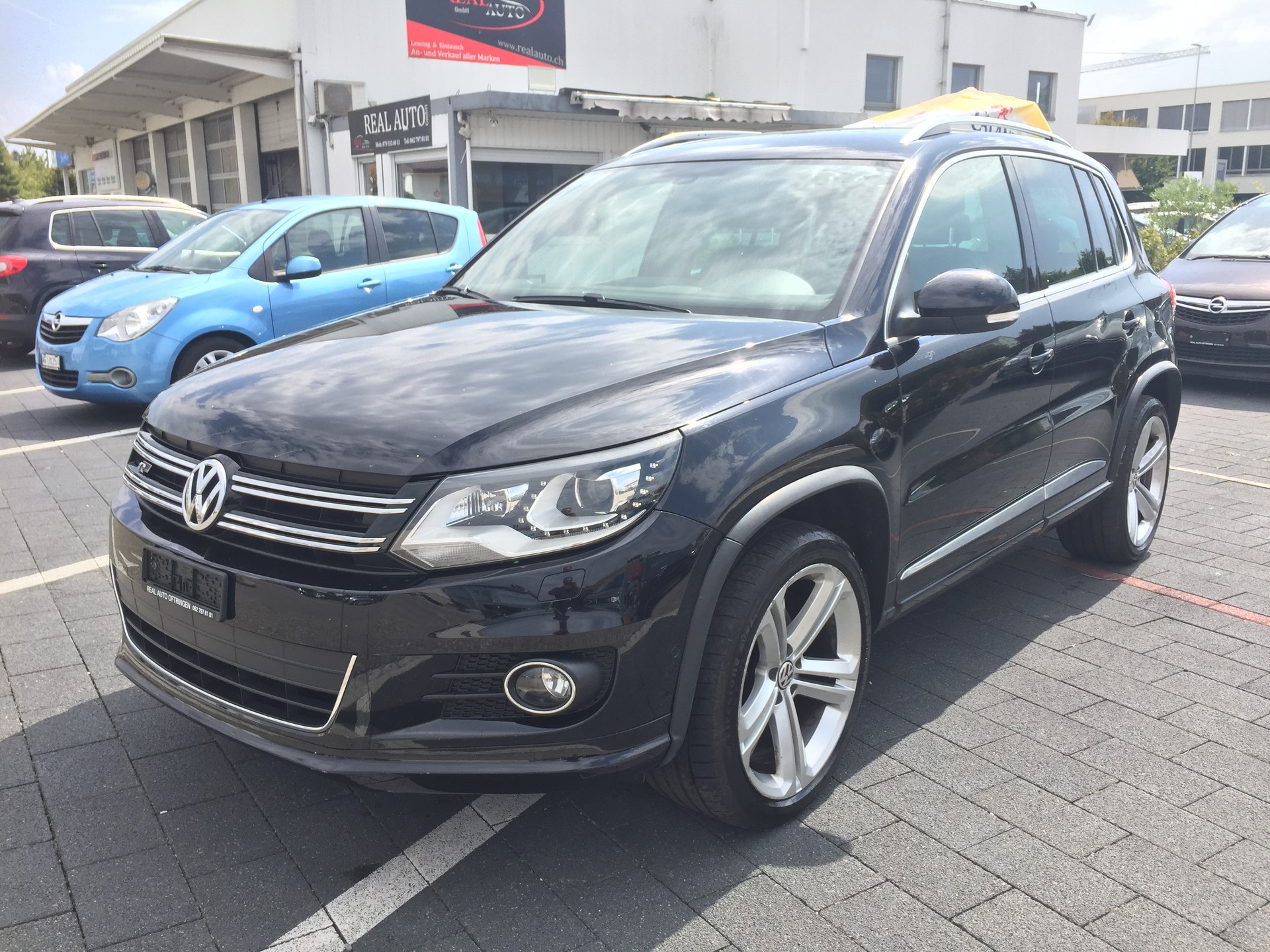 VW Tiguan 2.0 TDI BMT R-Line Design 4Motion-image-2
