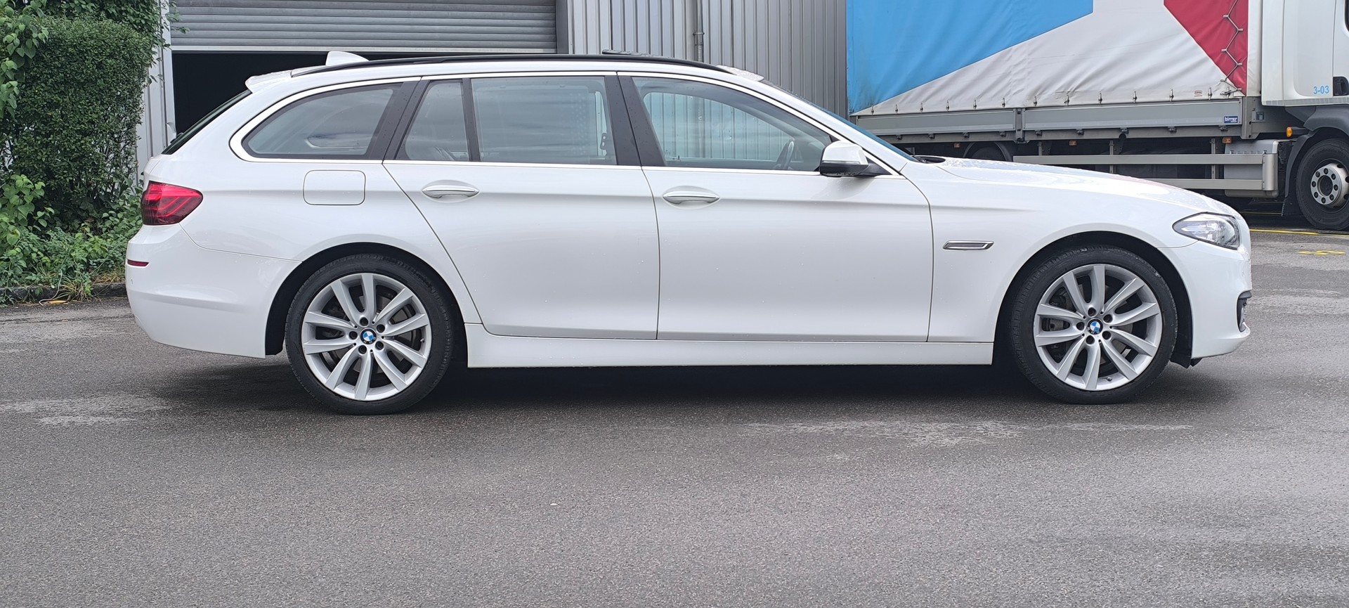 BMW 525d Touring xDrive Luxury Line Steptronic-image-2