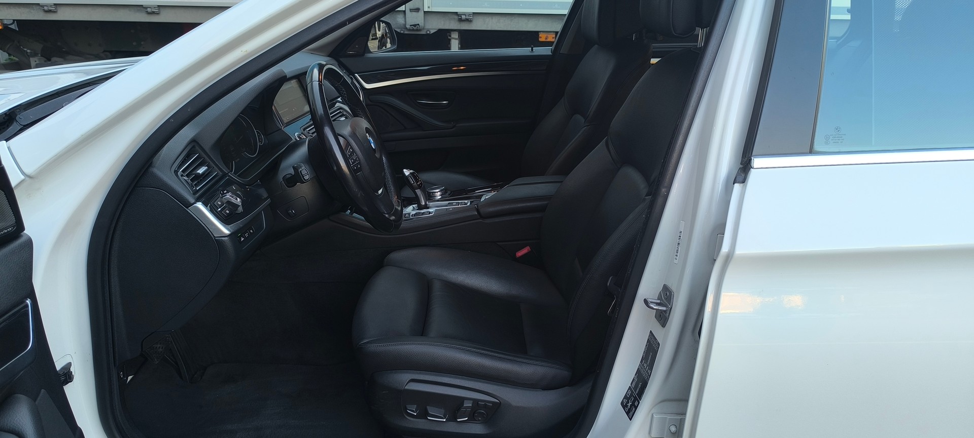 BMW 525d Touring xDrive Luxury Line Steptronic-image-11
