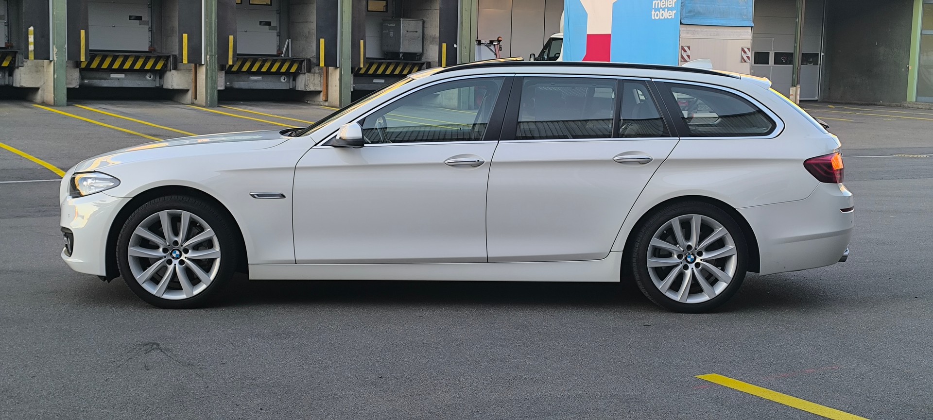 BMW 525d Touring xDrive Luxury Line Steptronic-image-2