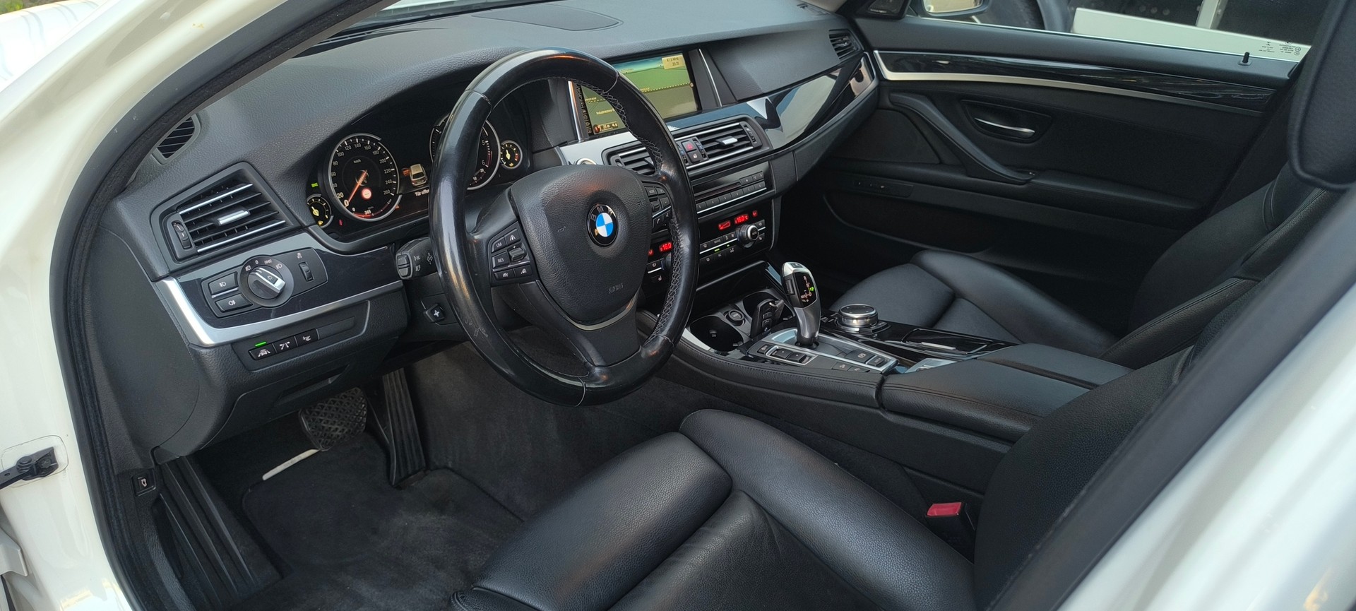 BMW 525d Touring xDrive Luxury Line Steptronic-image-12