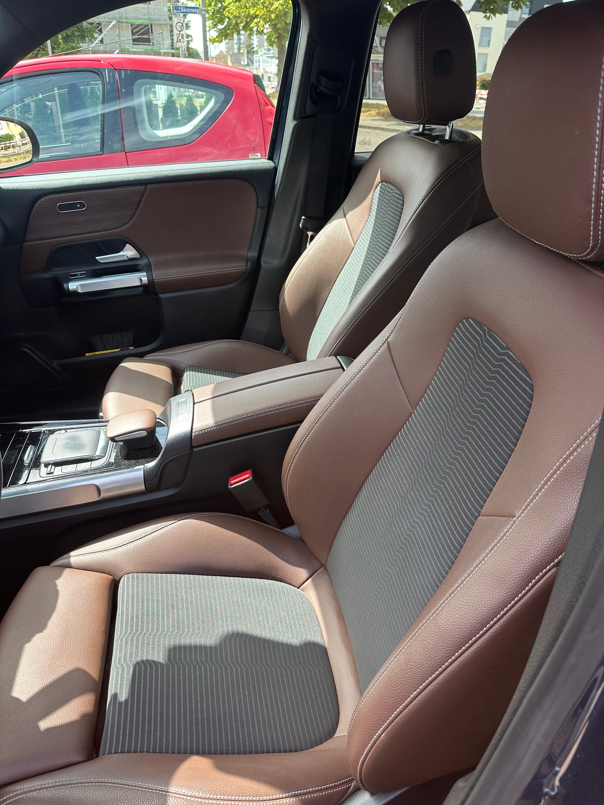 MERCEDES-BENZ GLB 200-image-4