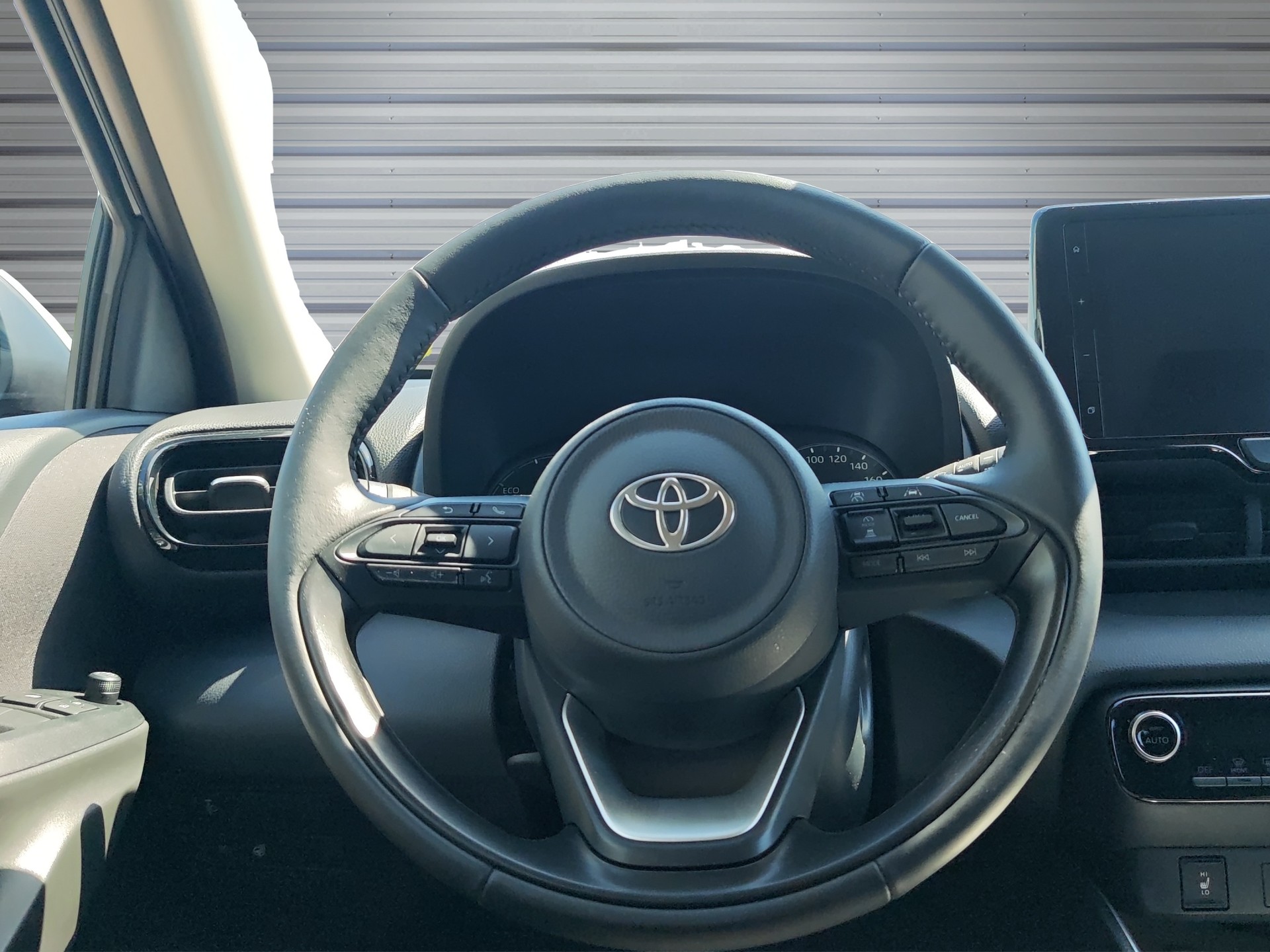 TOYOTA Yaris 1.5 Comfort e-CVT-image-9
