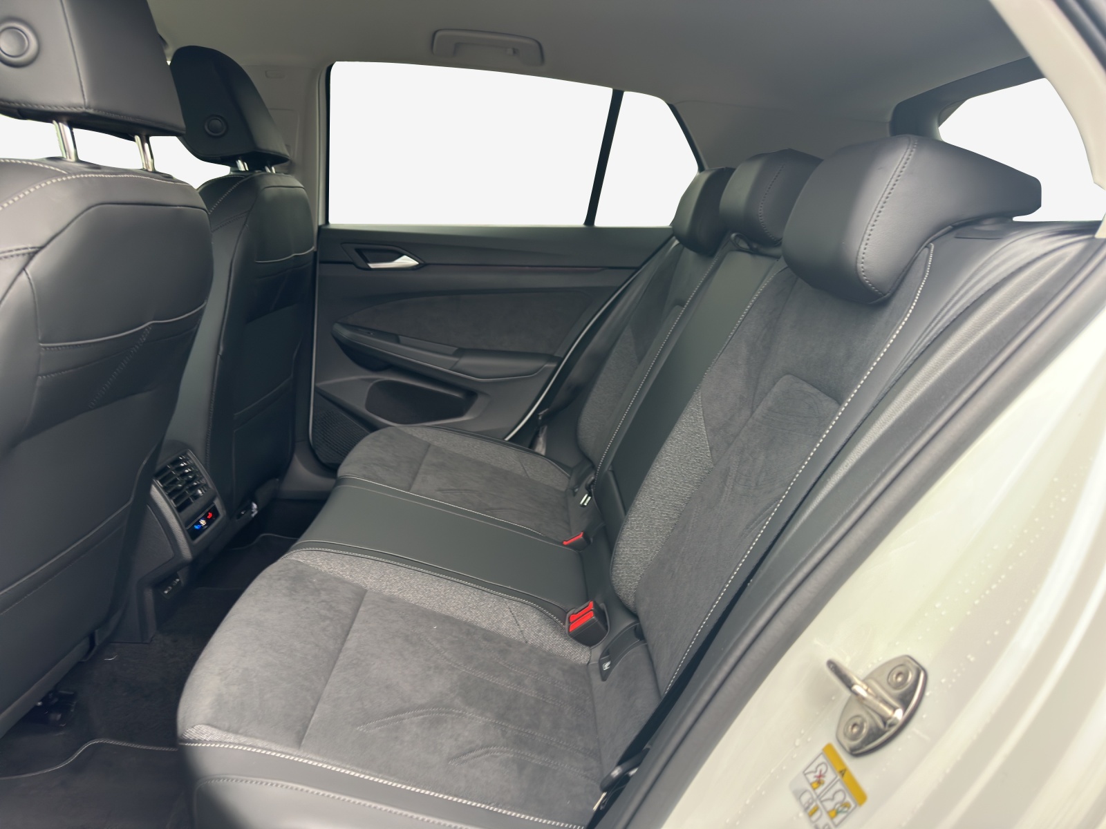 VW Golf 1.5 e TSI mHEV United DSG-image-11