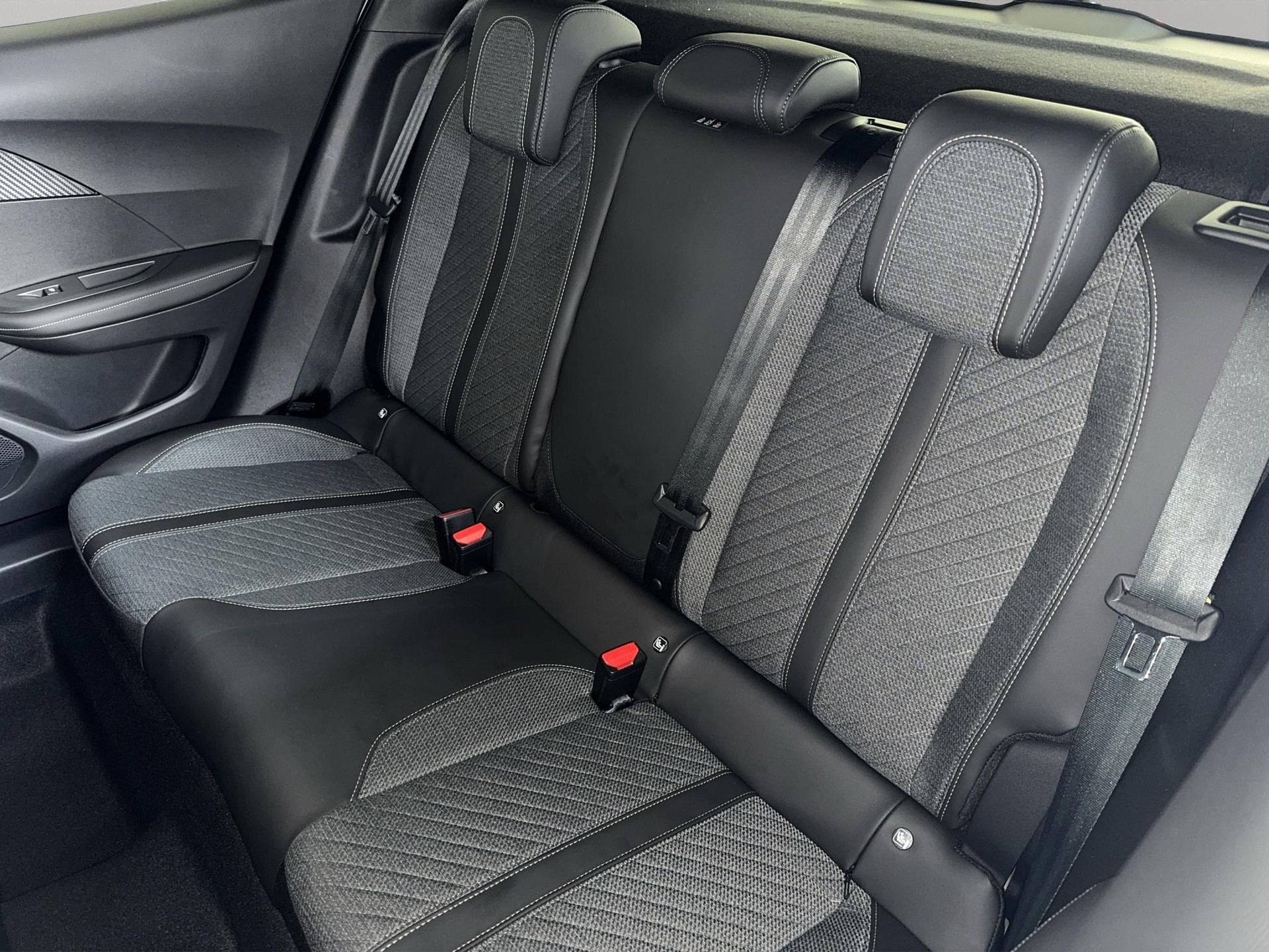 PEUGEOT 2008 1.2 Hybrid Allure Premium-image-7