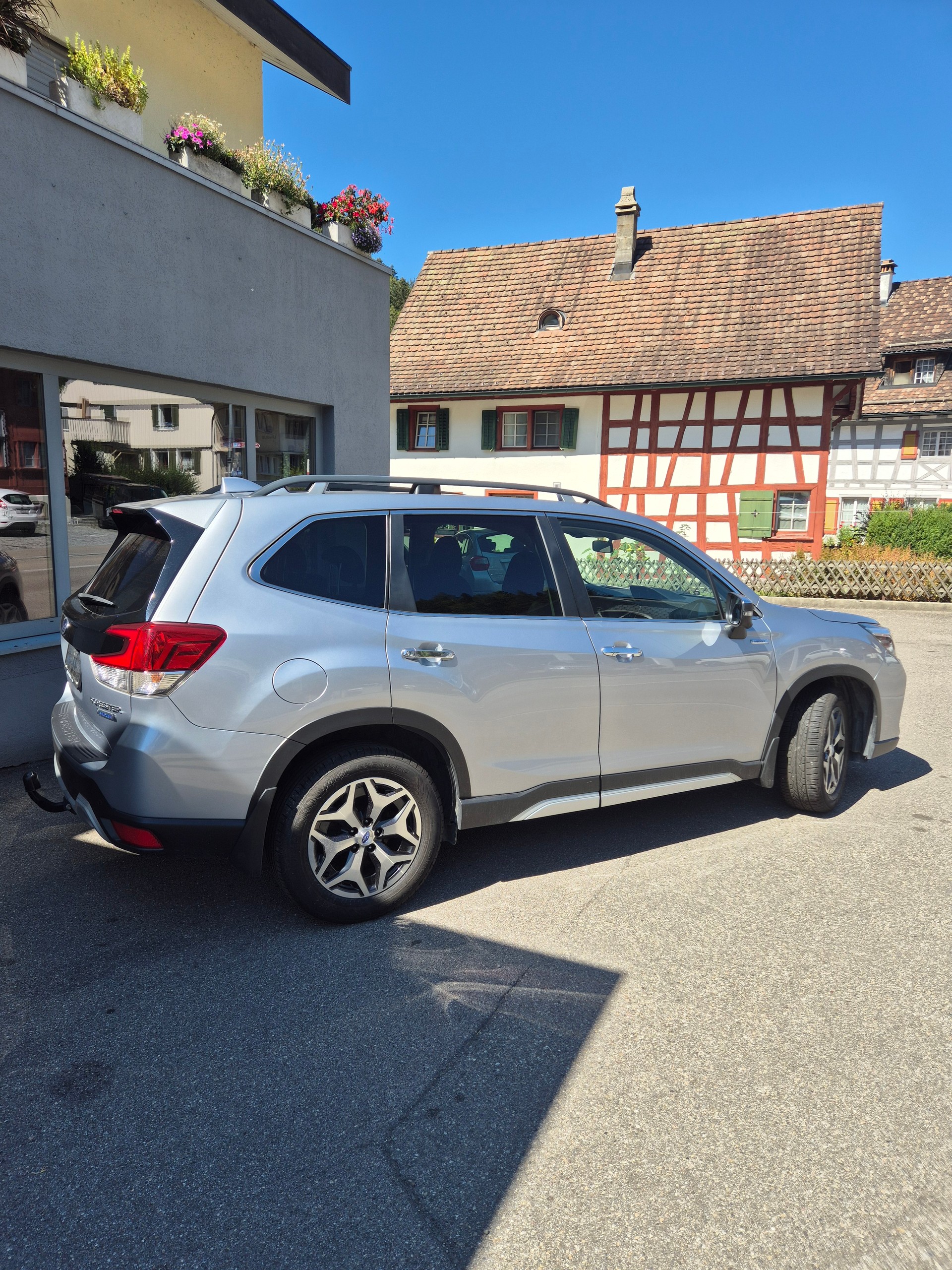 SUBARU Forester 2.0i e-Boxer Swiss Plus Lineartronic-image-3