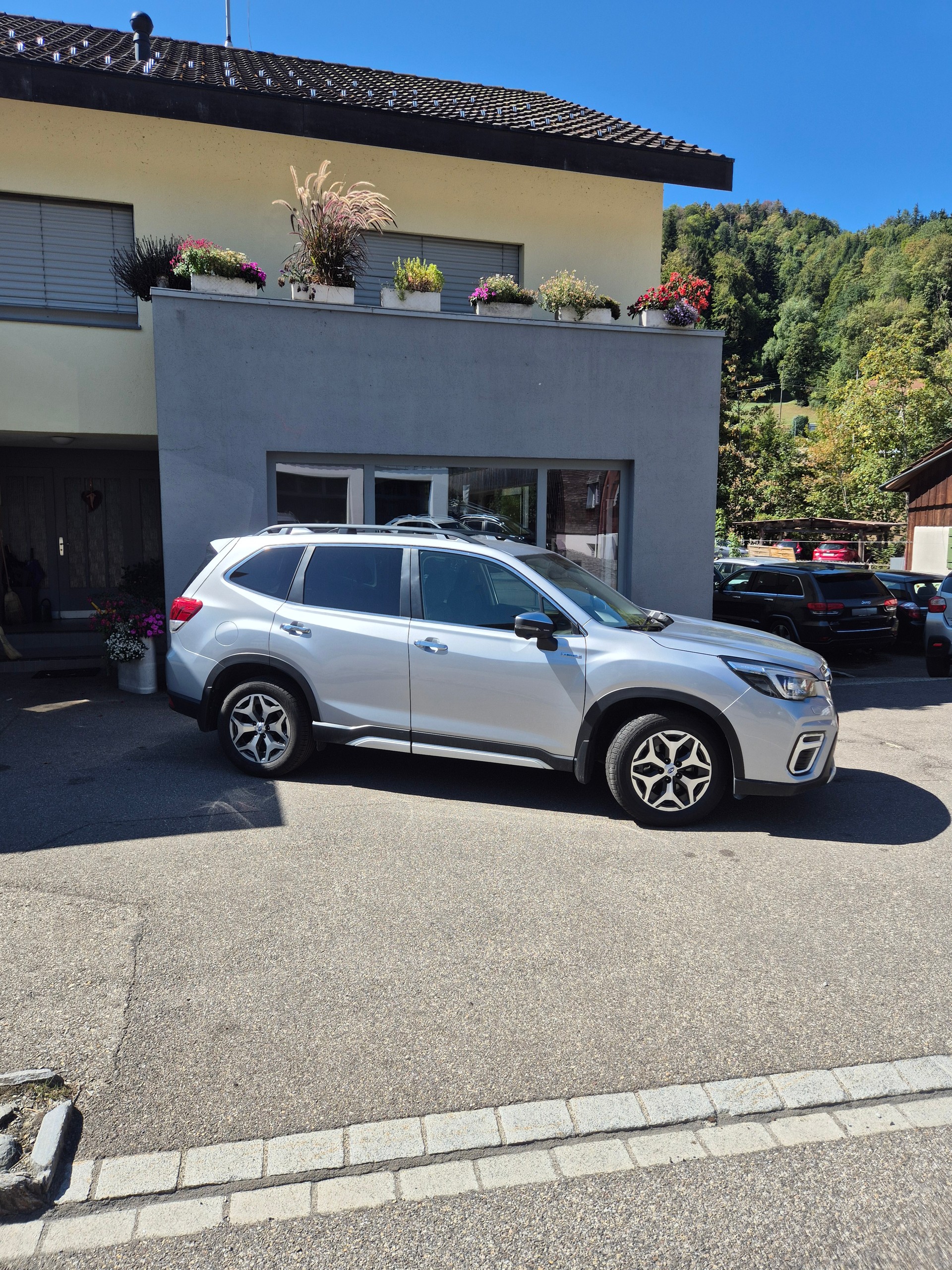 SUBARU Forester 2.0i e-Boxer Swiss Plus Lineartronic-image-1