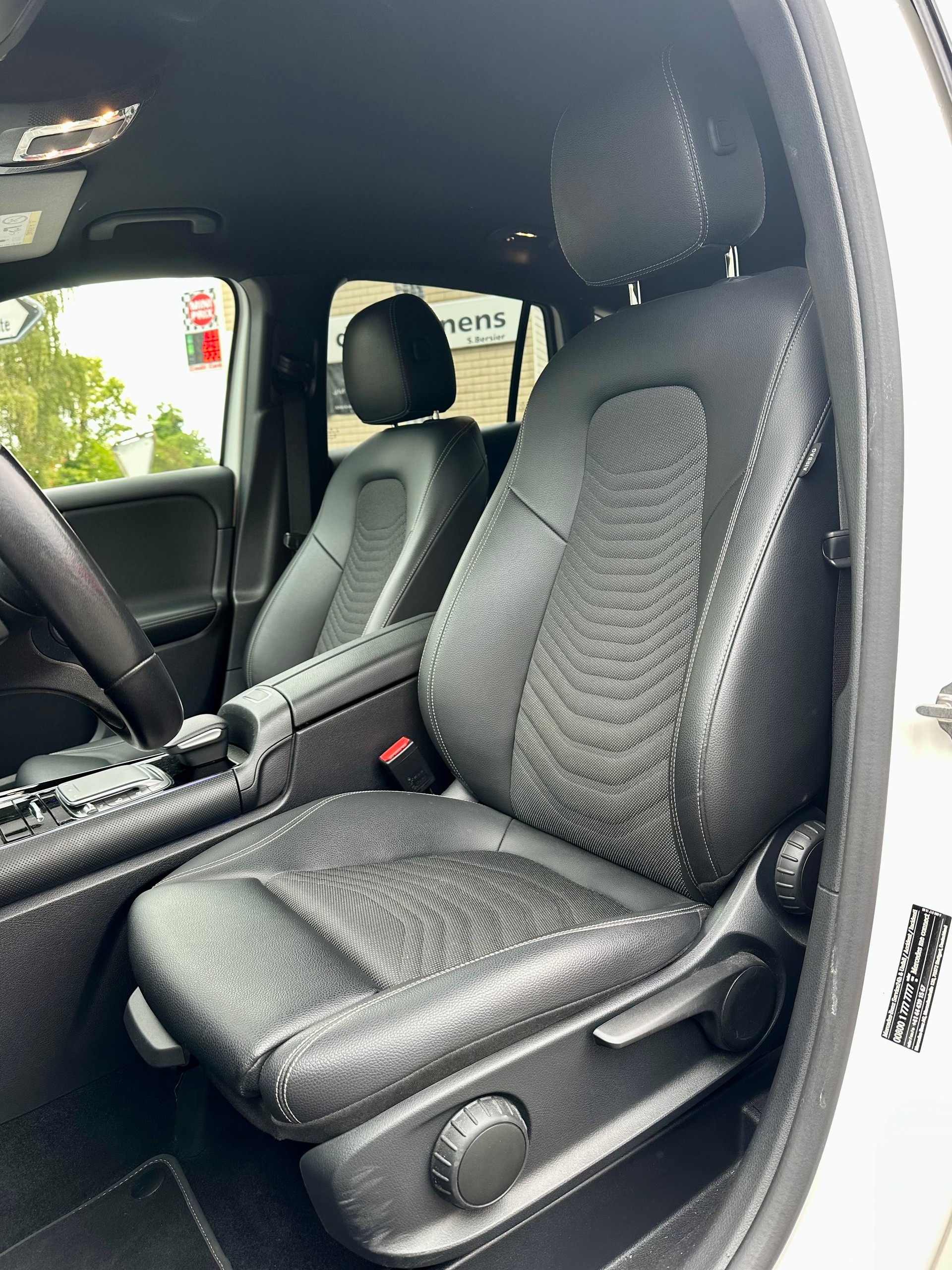 MERCEDES-BENZ GLA 200 Style 7G-DCT-image-12