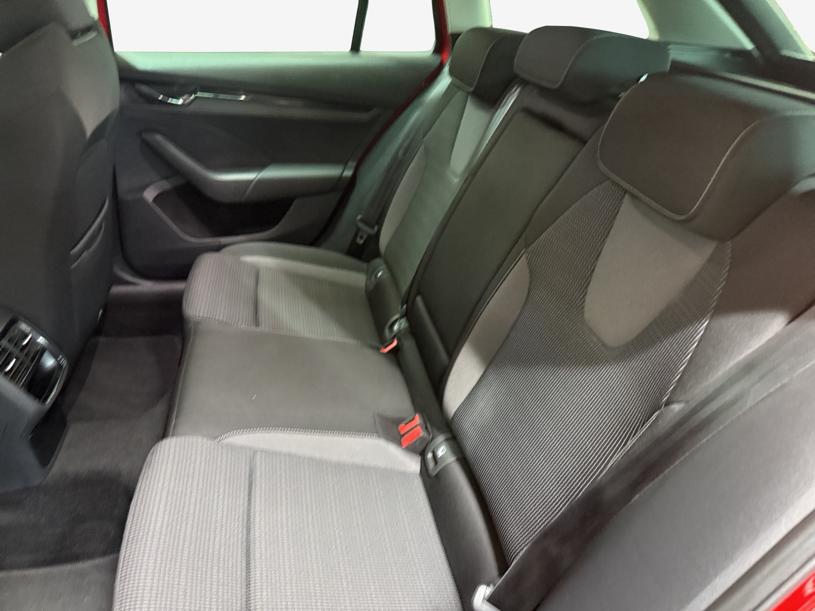 SKODA Octavia Combi 2.0 TDI DSG Ambition-image-11
