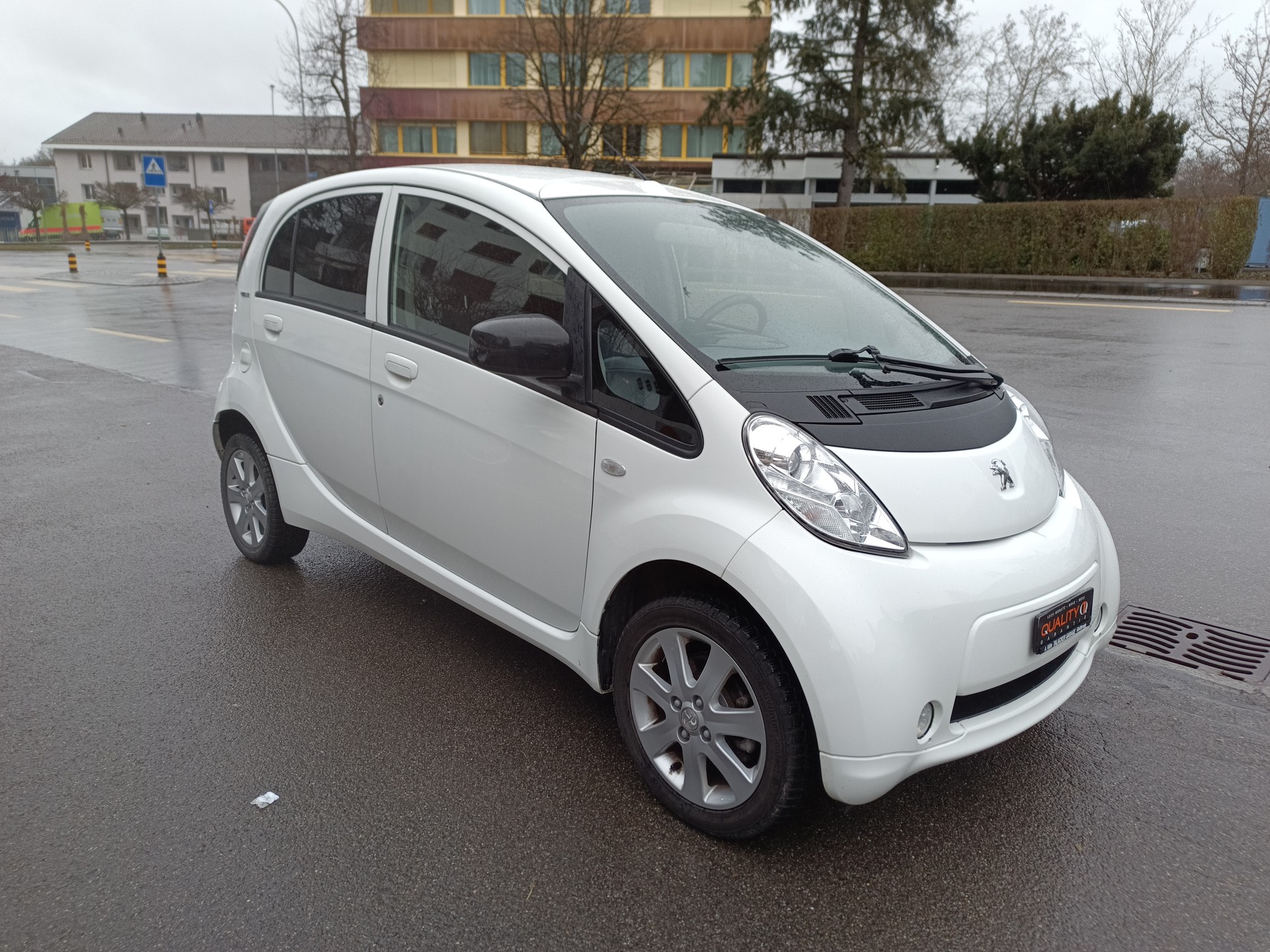 PEUGEOT iON-image-1