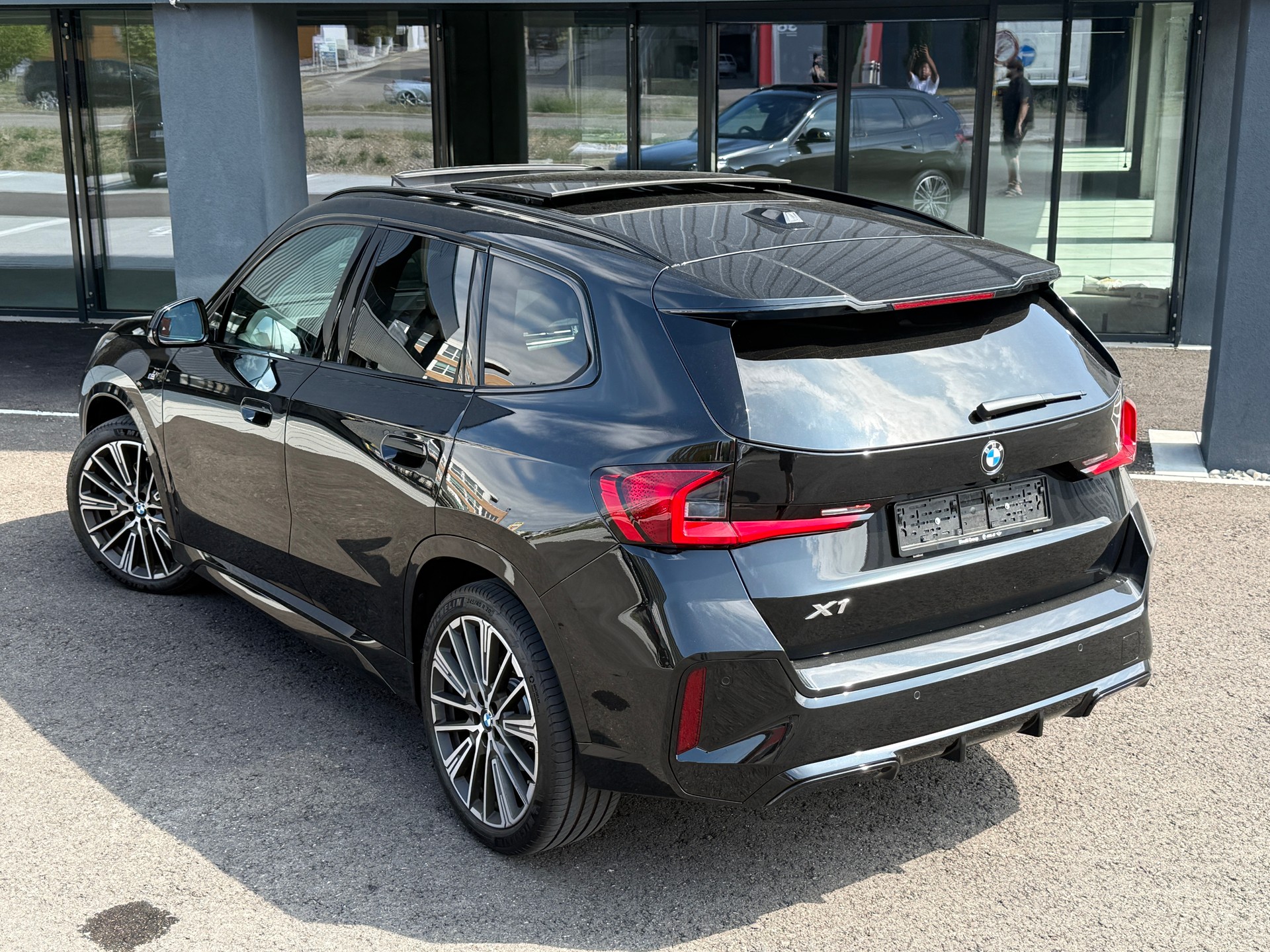 BMW X1 xDrive 23i 48V M Sport * Werksgarantie * * Top-Austattung *-image-4