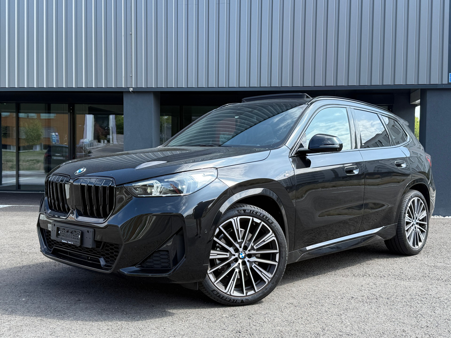 BMW X1 xDrive 23i 48V M Sport * Werksgarantie * * Top-Austattung *-image-0
