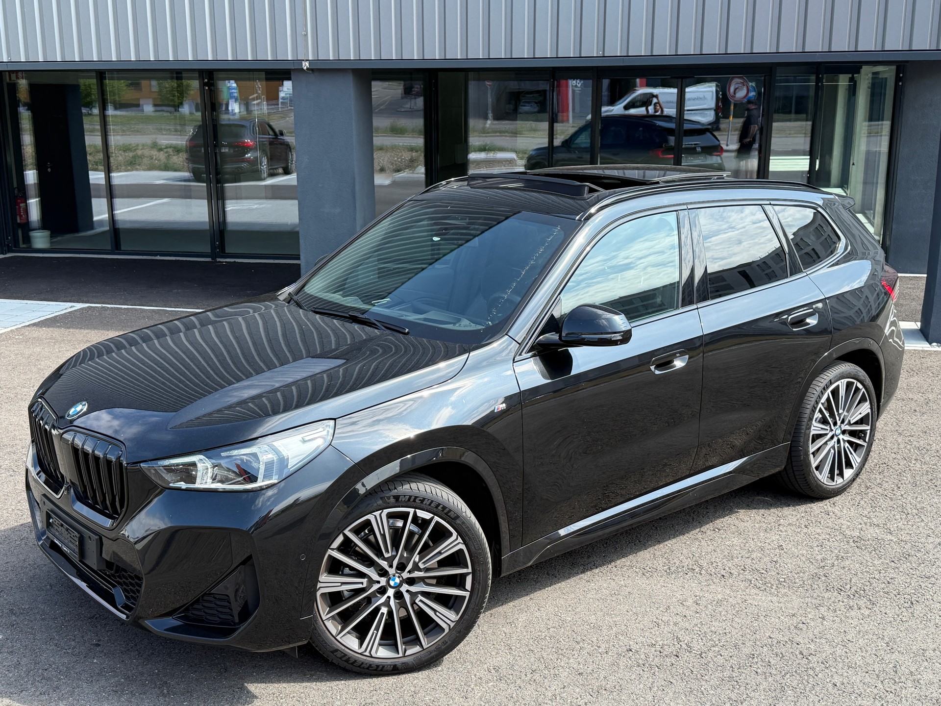BMW X1 xDrive 23i 48V M Sport * Werksgarantie * * Top-Austattung *-image-1