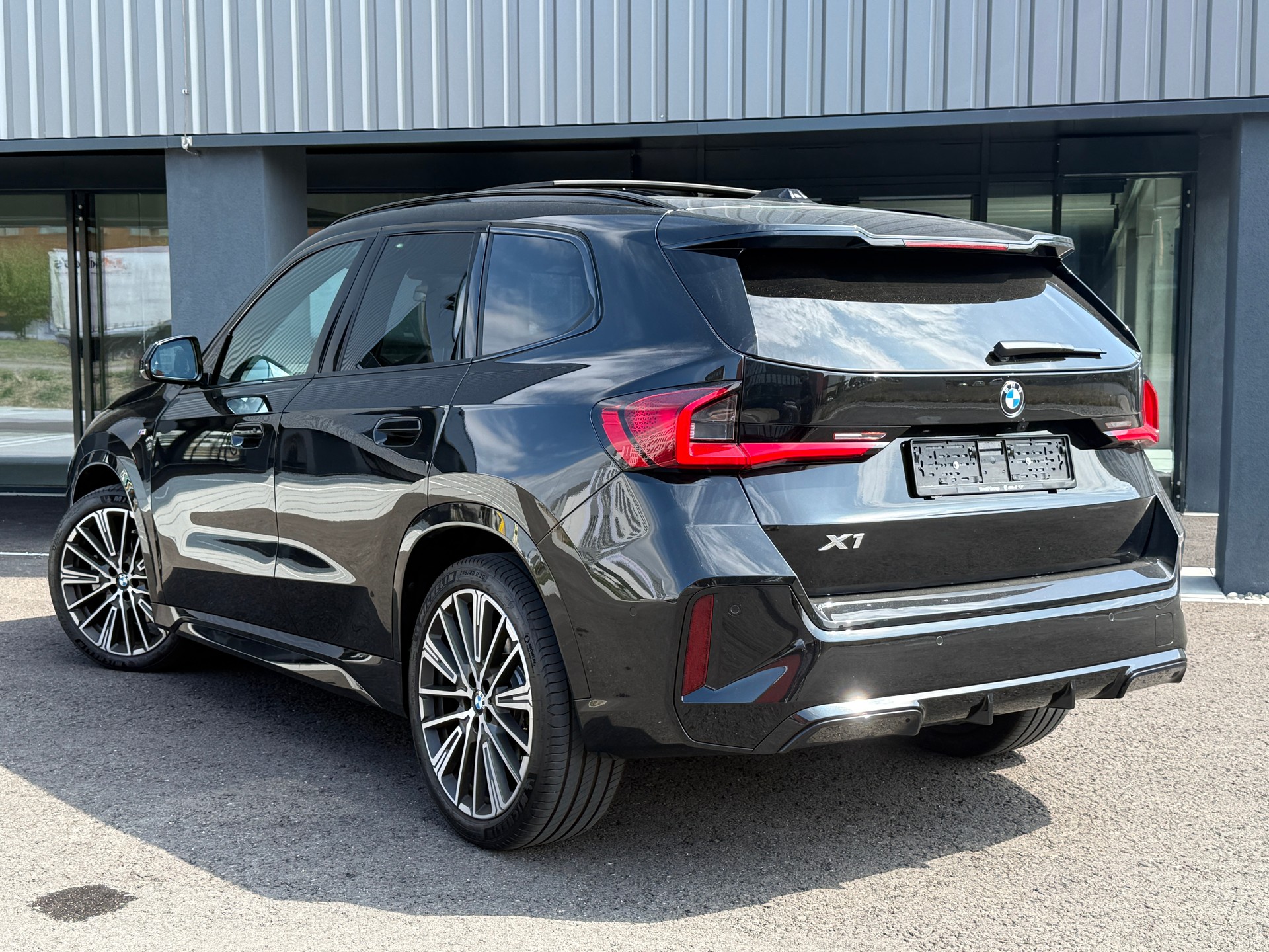 BMW X1 xDrive 23i 48V M Sport * Werksgarantie * * Top-Austattung *-image-3