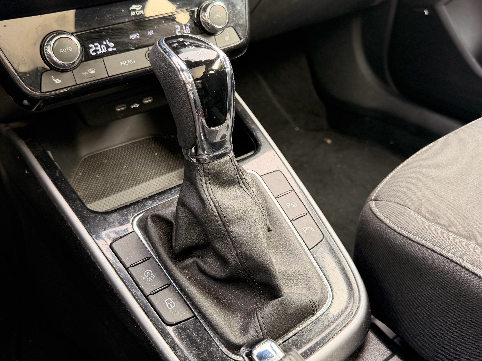 SKODA Fabia 1.0 TSI DSG STYLE *** PANORAMAGLASDACH & ANHÄNGEKUPPLUNG ***-image-22