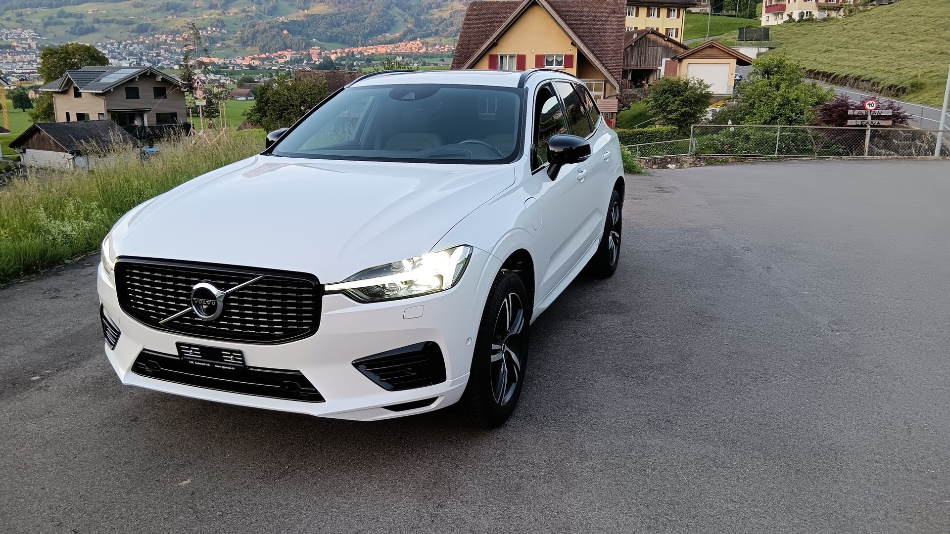 VOLVO XC60 T8 eAWD R-Design Geartronic-image-1