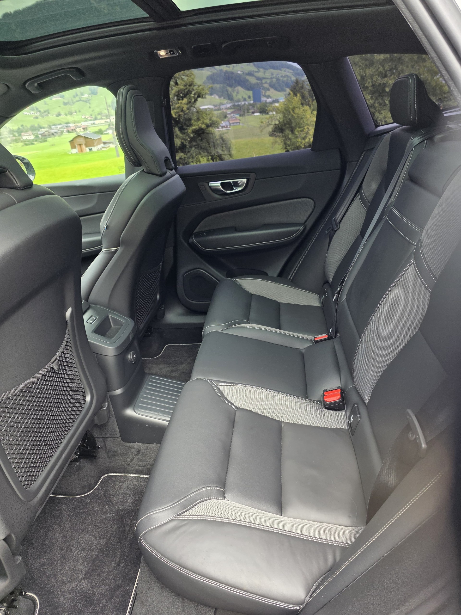 VOLVO XC60 T8 eAWD R-Design Geartronic-image-4